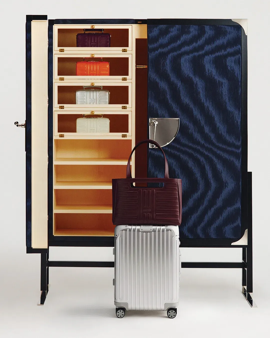 Rimowa Original Cabin&nbsp;採用鋁鎂合金外殼，唔少&nbsp;frequent traveller（常飛人士）認為愈用愈有味道，花痕反而變成&nbsp;travel history（旅行痕跡）一部分。