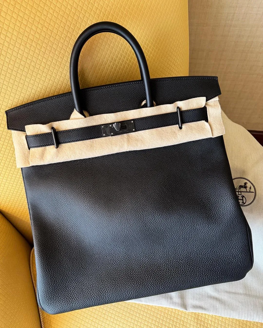 有用家分享,早前喺香港 Pacific Place Hermès 店舖獲配到一個 HAC 40 Monochrome 後即刻決定入手。呢個2025 年推出嘅 Monochrome 系列,採用黑色 Togo 皮配霧面黑色金屬配件,全黑設計令 HAC 本身嘅超大輪廓更加突出。據分享,當時2025年香港店舖售價約為 HKD 161,500。除咗 HAC 40,系列仲包括 HAC à Dos 同Kelly Depeches 25,而整體供應量亦被指相當少。