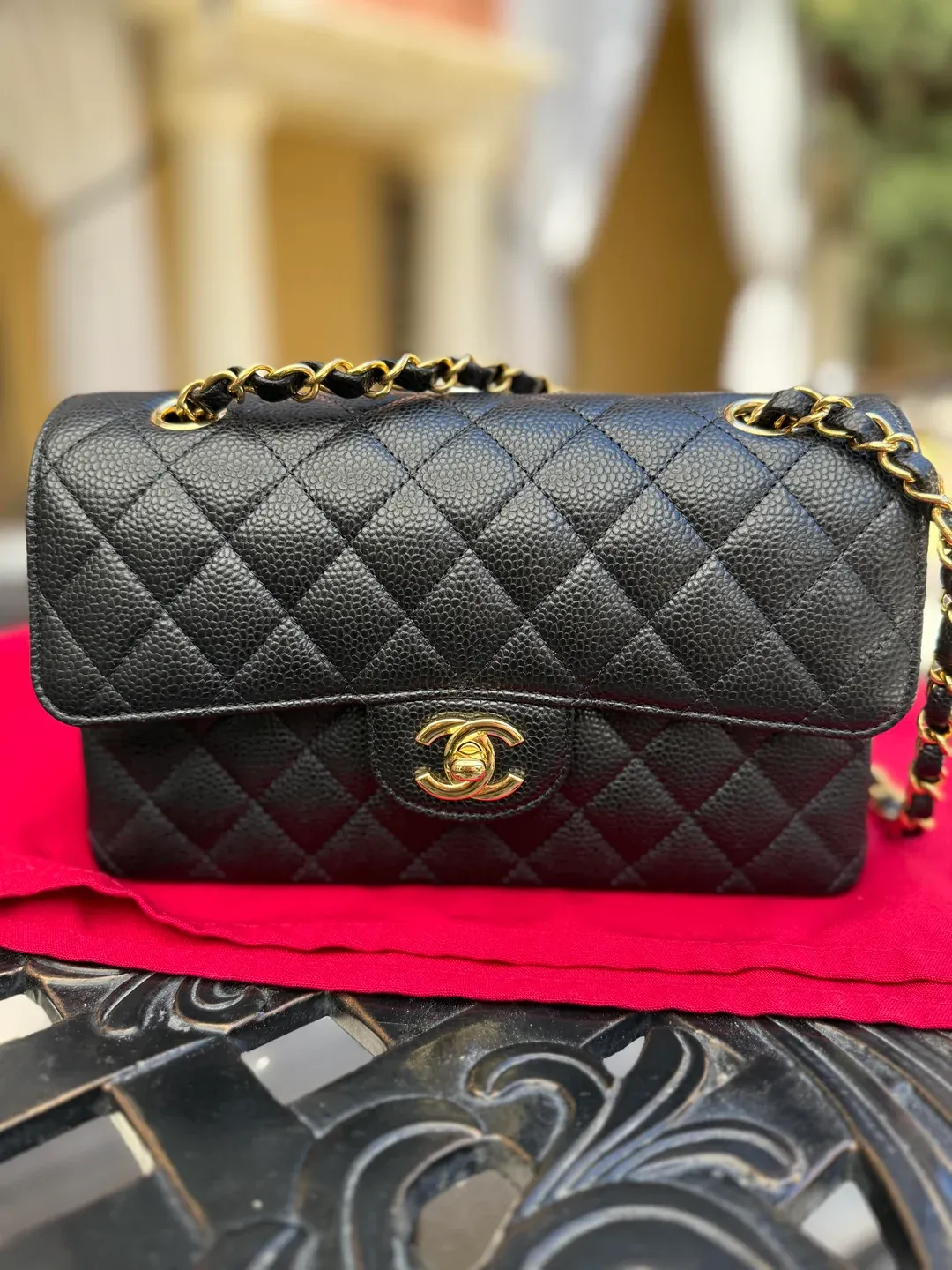 樓主最後決定留下Chanel 黑色 caviar leather(牛皮荔枝紋)Classic Flap,認為實用性同耐用度更適合長期使用。