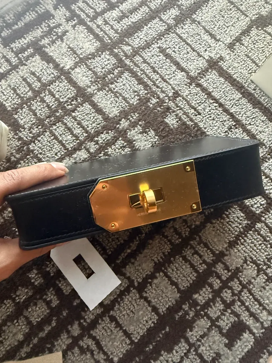2026年4月17日,有用家分享入手 Sanglons Clutch(Box 皮)體驗,表示雖然最初對接近 US$9,750 定價有所保留,但實物質感出眾,特別適合夜晚場合,整體感覺高雅,並認為有機會成為較受關注款式。