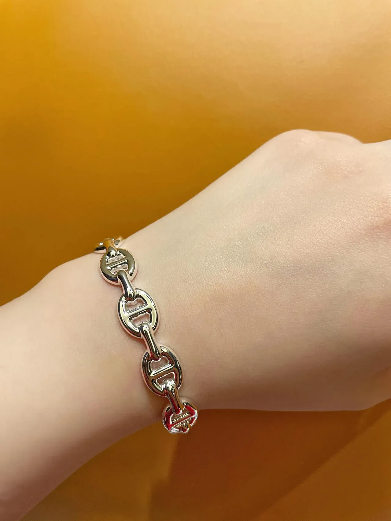 有網民認為Hermès「豬鼻子手鈪」其中一個最大特色，就係銀色光澤感特別突出，戴上手後比一般925銀飾更搶眼。