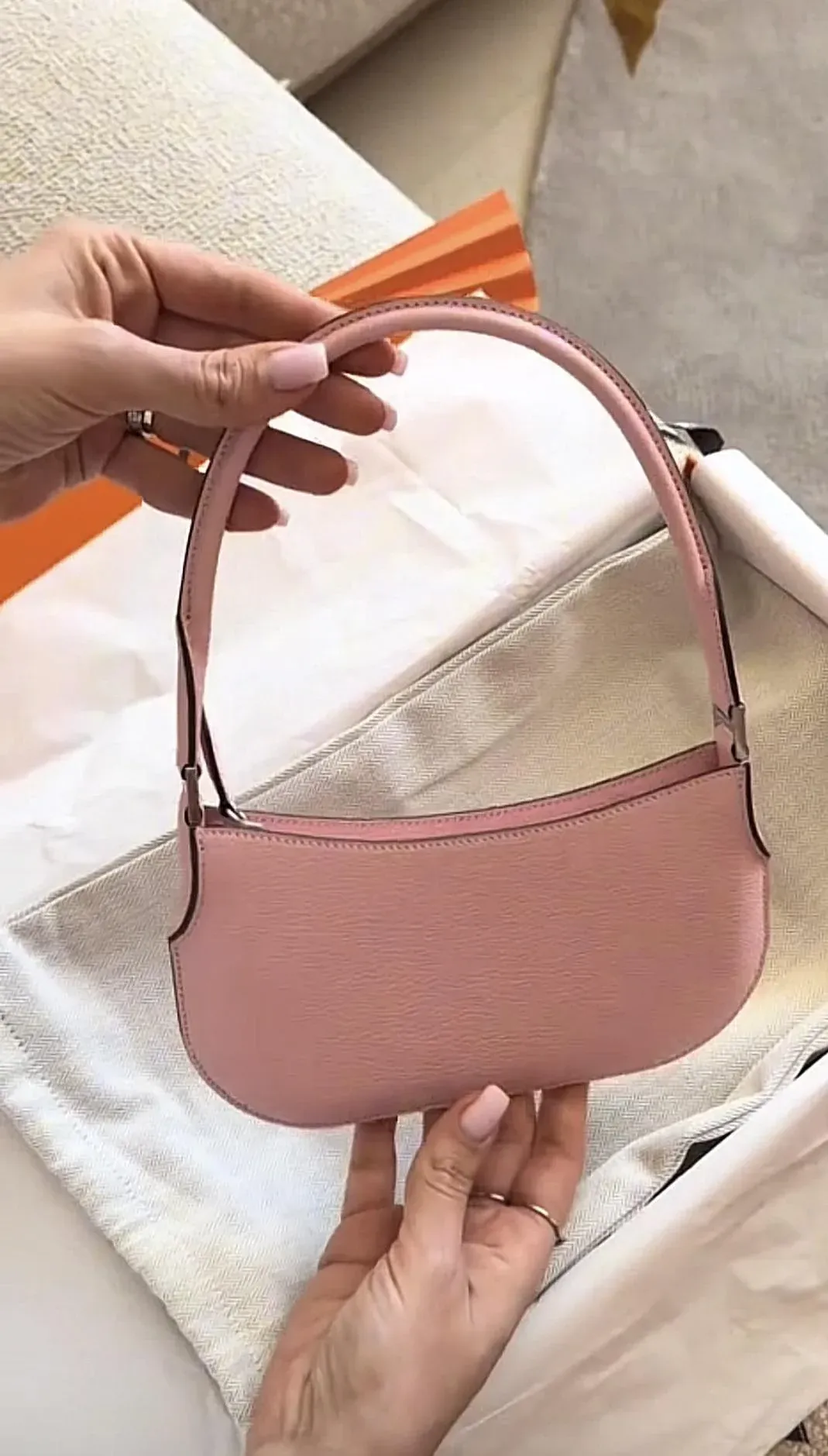 Le Petit Sac喺 Hermès Fall/Winter 2025 runway 出現,當時都有唔少網民期待幾時有實物售賣.