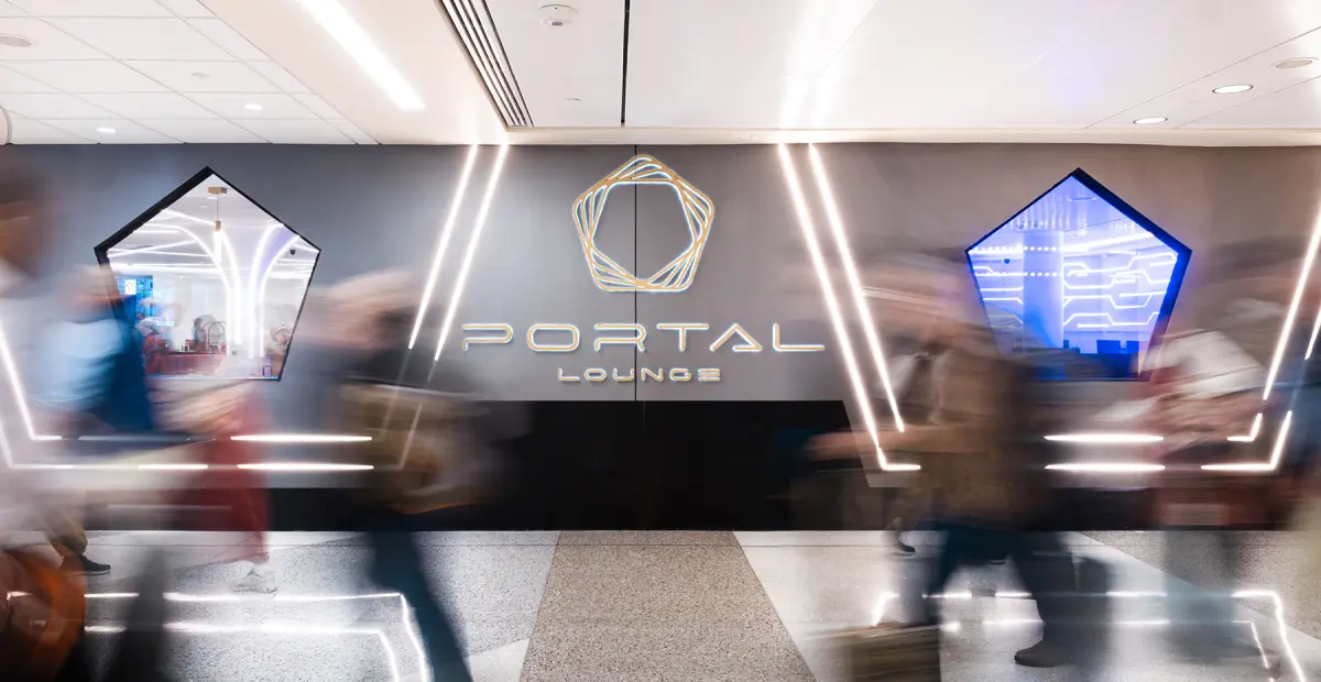 MSP機場全新 Portal Lounge 設施與餐飲分析：結合遊戲與機械人調酒