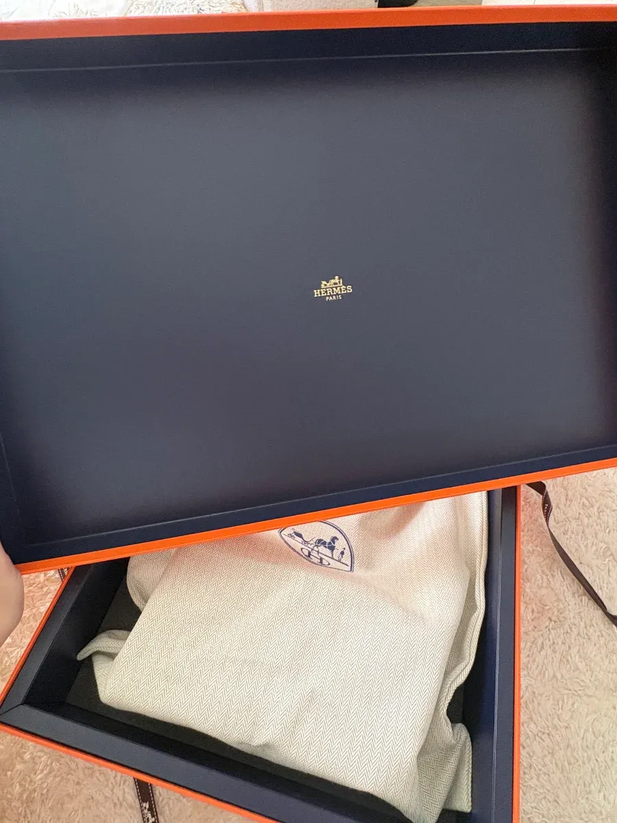 Blue Box 外觀依然保留 Hermès 經典橙盒設計,但打開後內層會換上深海軍藍色襯裡,被不少收藏家視為頂級限量版象徵。