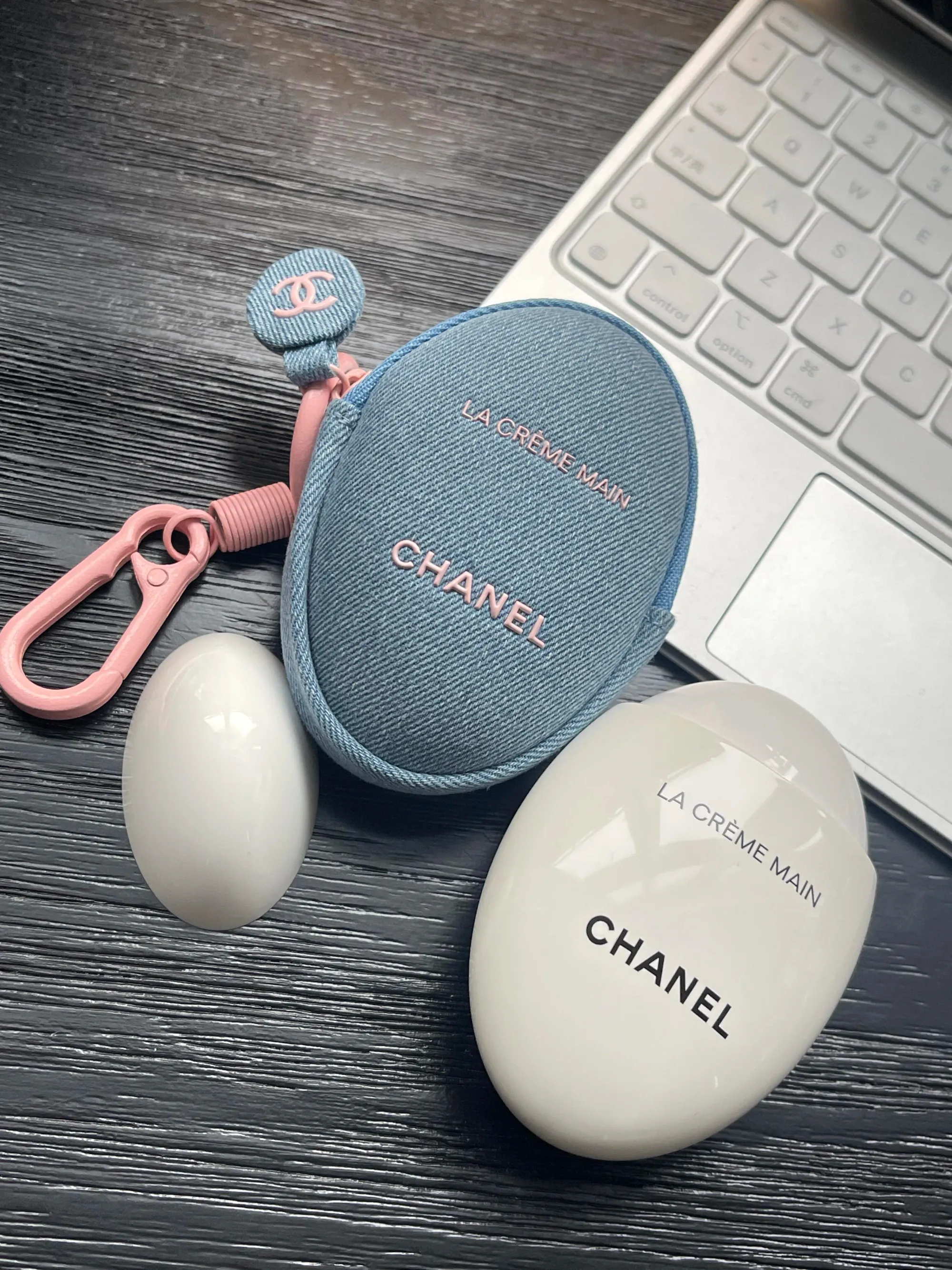 CHANEL經典護手霜首次換上牛仔丹寧外套，成為2026 Denim Collection焦點單品之一。