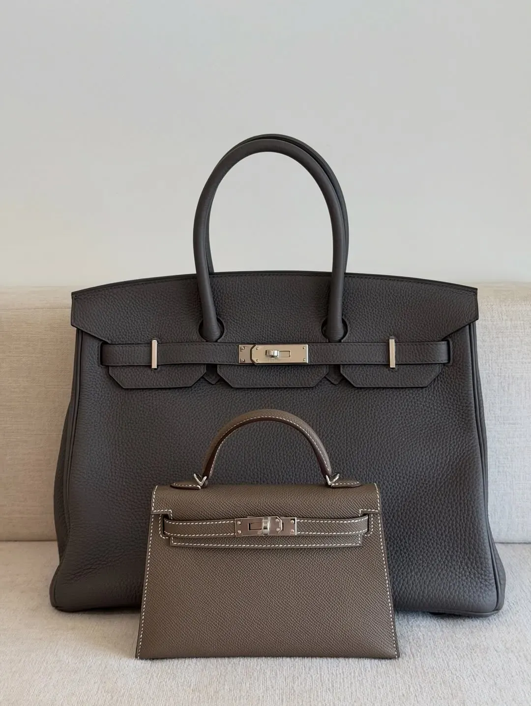 Birkin 35&nbsp;與&nbsp;Mini Kelly&nbsp;同場比較。兩款袋雖然同樣屬於&nbsp;Hermès&nbsp;經典系列，但容量、用途同使用場景幾乎處於兩個極端，亦反映近年市場由大容量手袋逐漸轉向小尺寸袋款嘅趨勢。