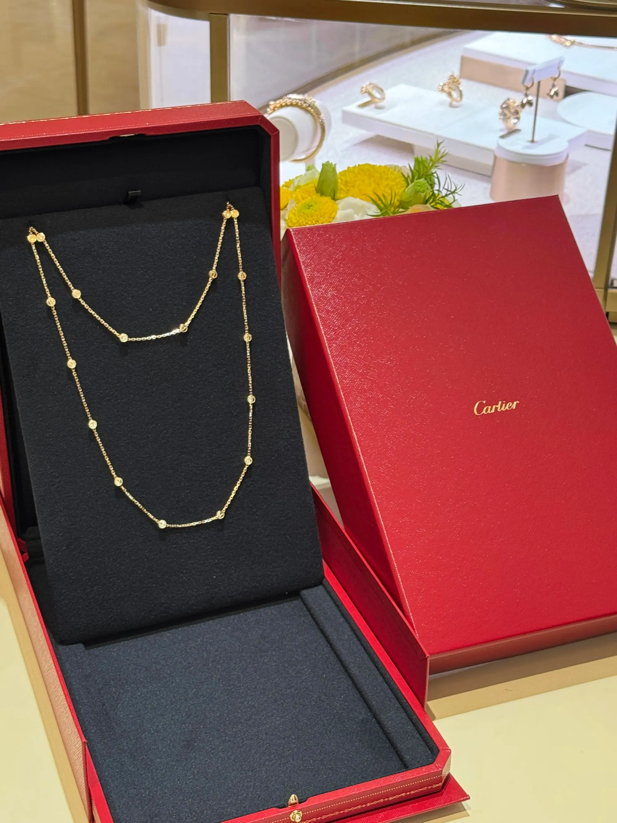 Cartier全新 LOVE Multi-Wear Necklace 採用112.5厘米長鏈設計,較一般日常項鍊明顯更長,為不同佩戴方式提供更大靈活性。