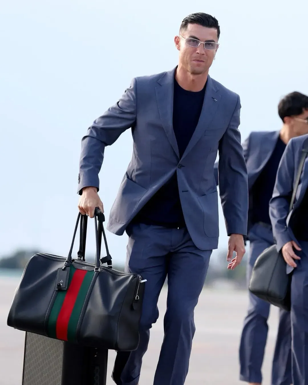 Cristiano Ronaldo攜帶Gucci經典紅綠織帶旅行袋亮相。
