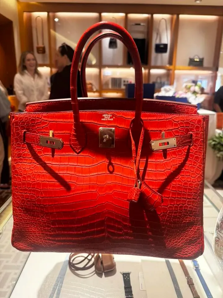 帖主分享一隻陪伴自己19年嘅紅色 Crocodile Birkin。除咗角位有少量磨損需要補色外,整體狀態保存相當理想,不少網民認為外觀幾乎睇唔出已接近20年歷史。