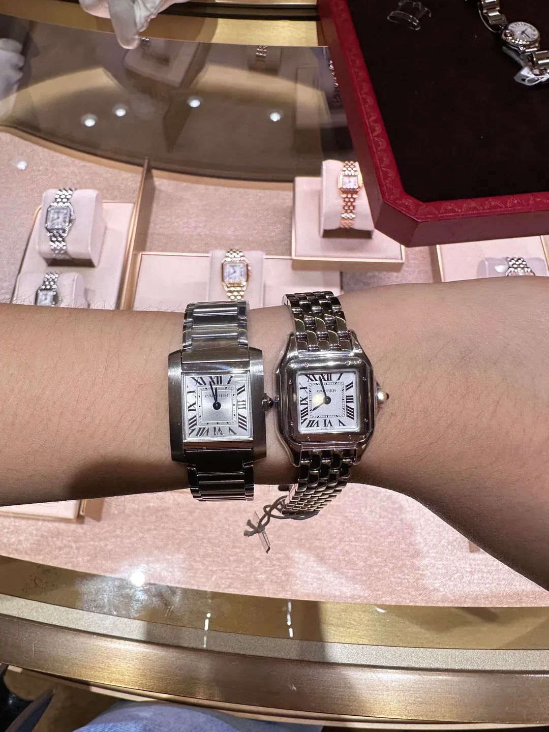 3年前有網民為人生第一隻 Cartier 手錶而糾結於 Panthère(右)同 Tank Française(左)之間。相隔3年,類似討論仍然不斷出現。Panthère依然係最多人推薦嘅選擇之一,但近年Tank Française支持度似乎有上升跡象。