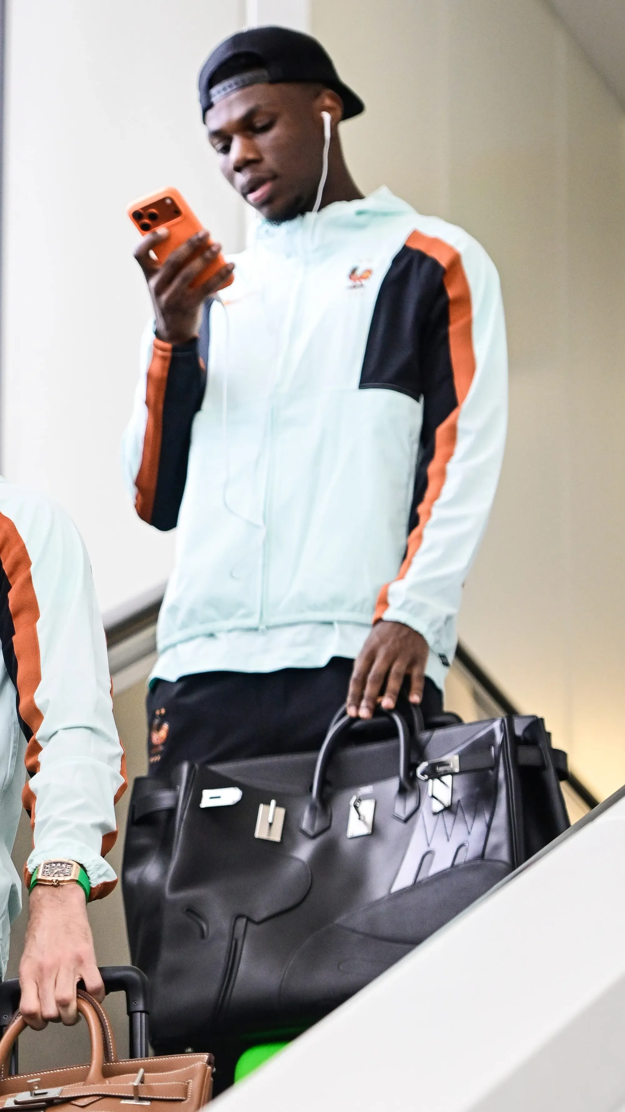 Aurélien Tchouaméni使用Hermès HAC en Selle旅行袋。