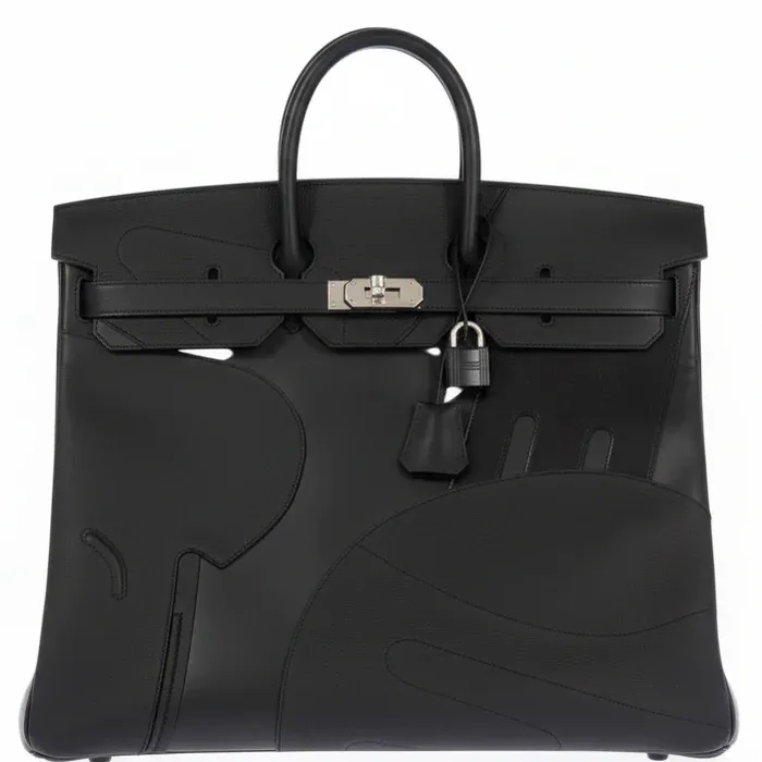 Hermès HAC 50 en Selle Noir。2024秋冬男裝天橋系列作品,以馬鞍俯視輪廓為設計主題,結合Togo、Swift及Box三種皮革拼接而成。全黑配色下,馬鞍線條透過不同皮革紋理自然呈現,亦令HAC 50成為近年討論度最高嘅男裝Hermès大型旅行袋之一。