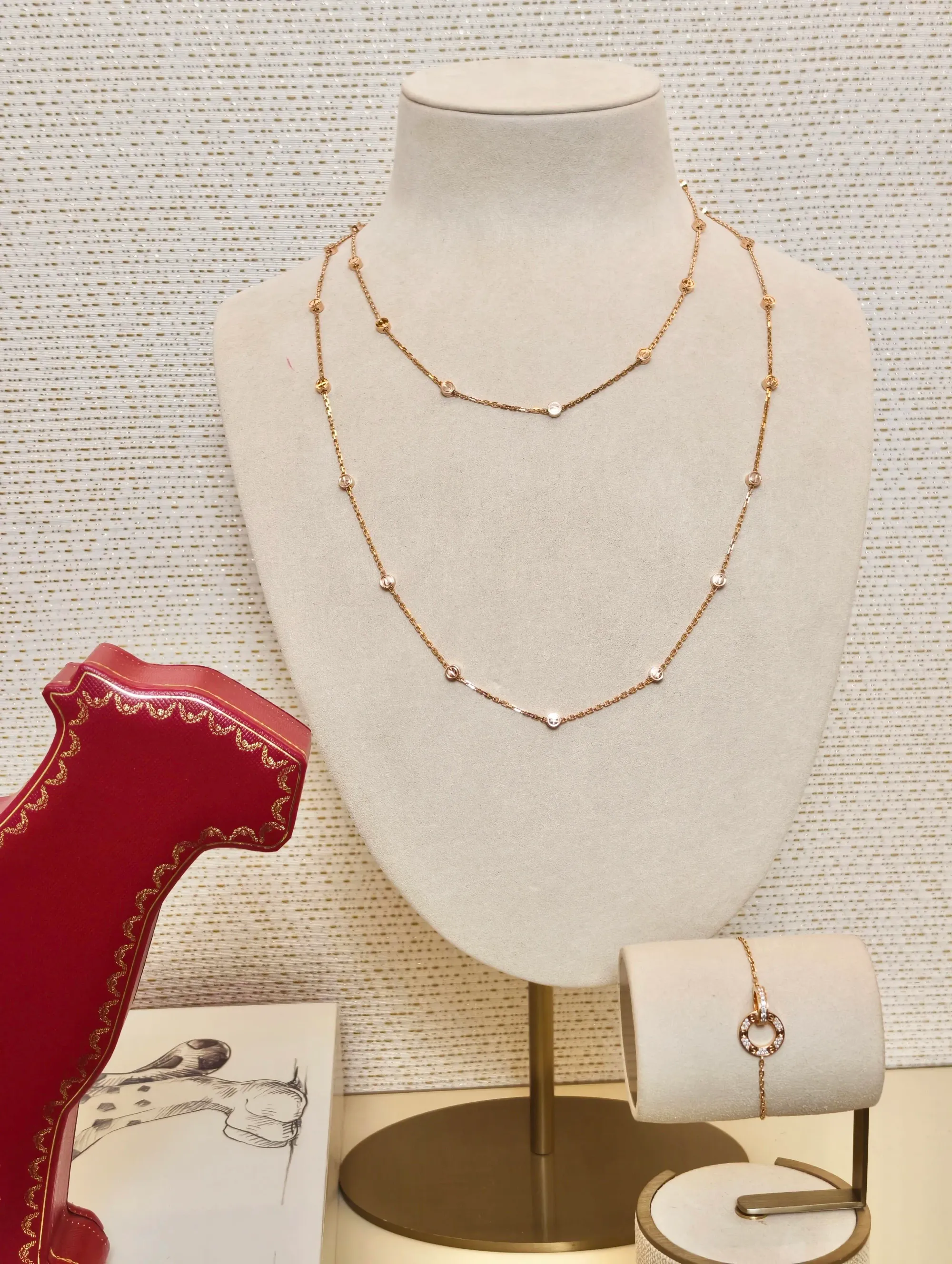 LOVE Multi-Wear Necklace反映近年高級珠寶市場對多用途佩戴及靈活搭配設計嘅重視。