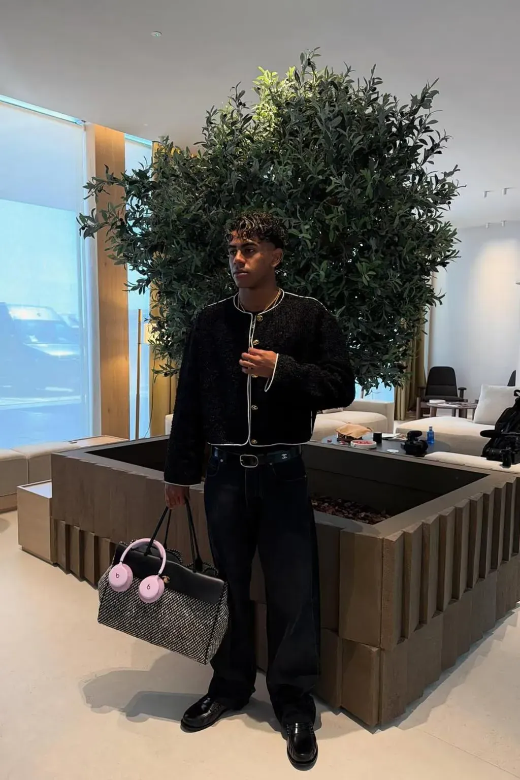 西班牙新星Lamine Yamal(耶馬)近期多次攜帶Chanel Shopping Bag公開亮相。隨住愈來愈多男性名人及運動員使用Chanel大型購物袋,品牌男士皮具市場亦成為時尚圈討論話題之一。