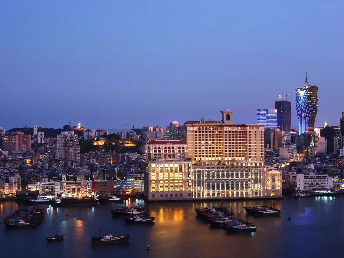 澳門十六浦夜景官方圖片。酒店位於內港海濱一帶,外觀融合歐陸式建築元素,係澳門歷史城區較具代表性嘅大型酒店之一。