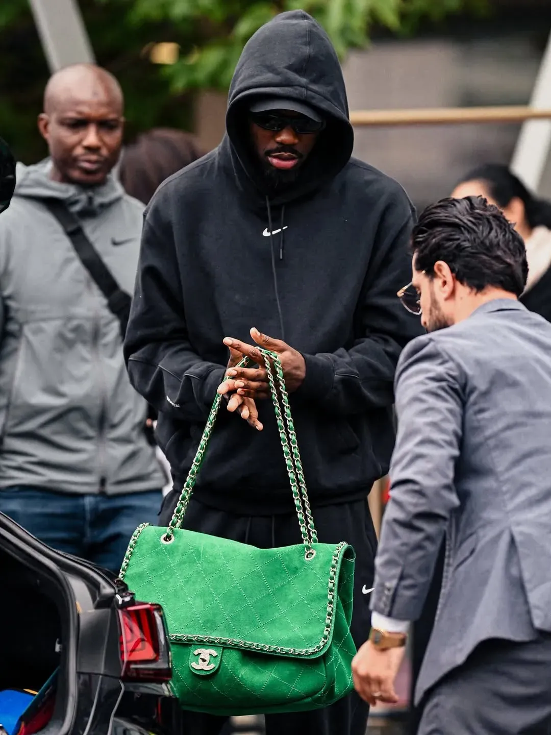 Marcus Thuram手持Chanel大型綠色Flap手袋現身。