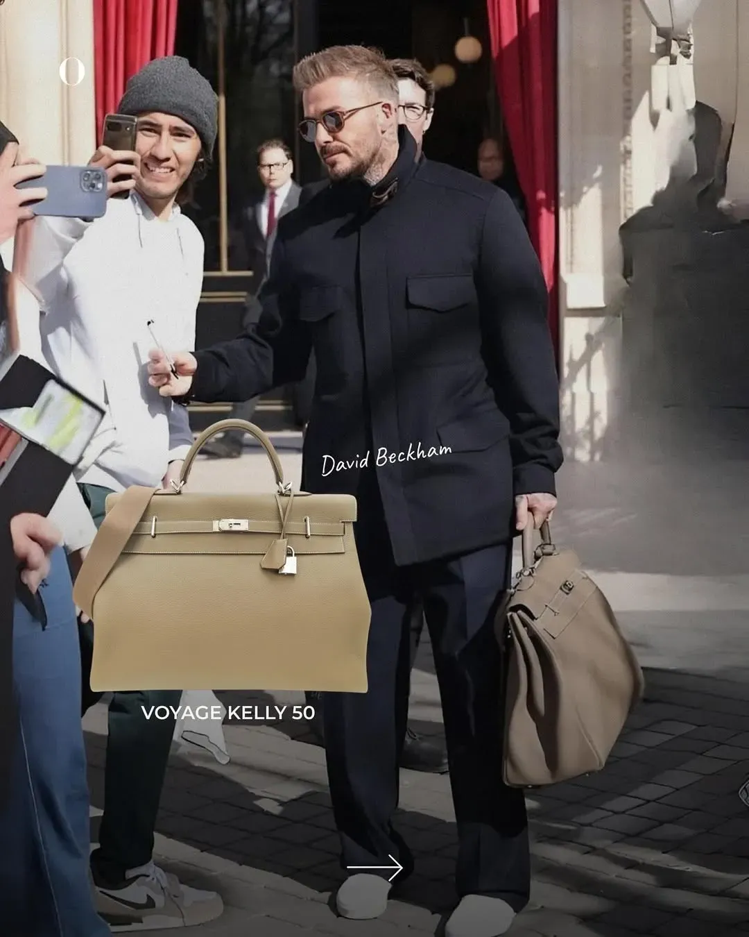David Beckham&nbsp;碧咸使用&nbsp;Hermès Kelly Voyage 50 Retourne Etoupe Togo Leather。相比一般常見Kelly&nbsp;尺寸，50cm&nbsp;袋身比例明顯更具存在感，亦係少數經常見到男士使用嘅&nbsp;Kelly&nbsp;型號。
