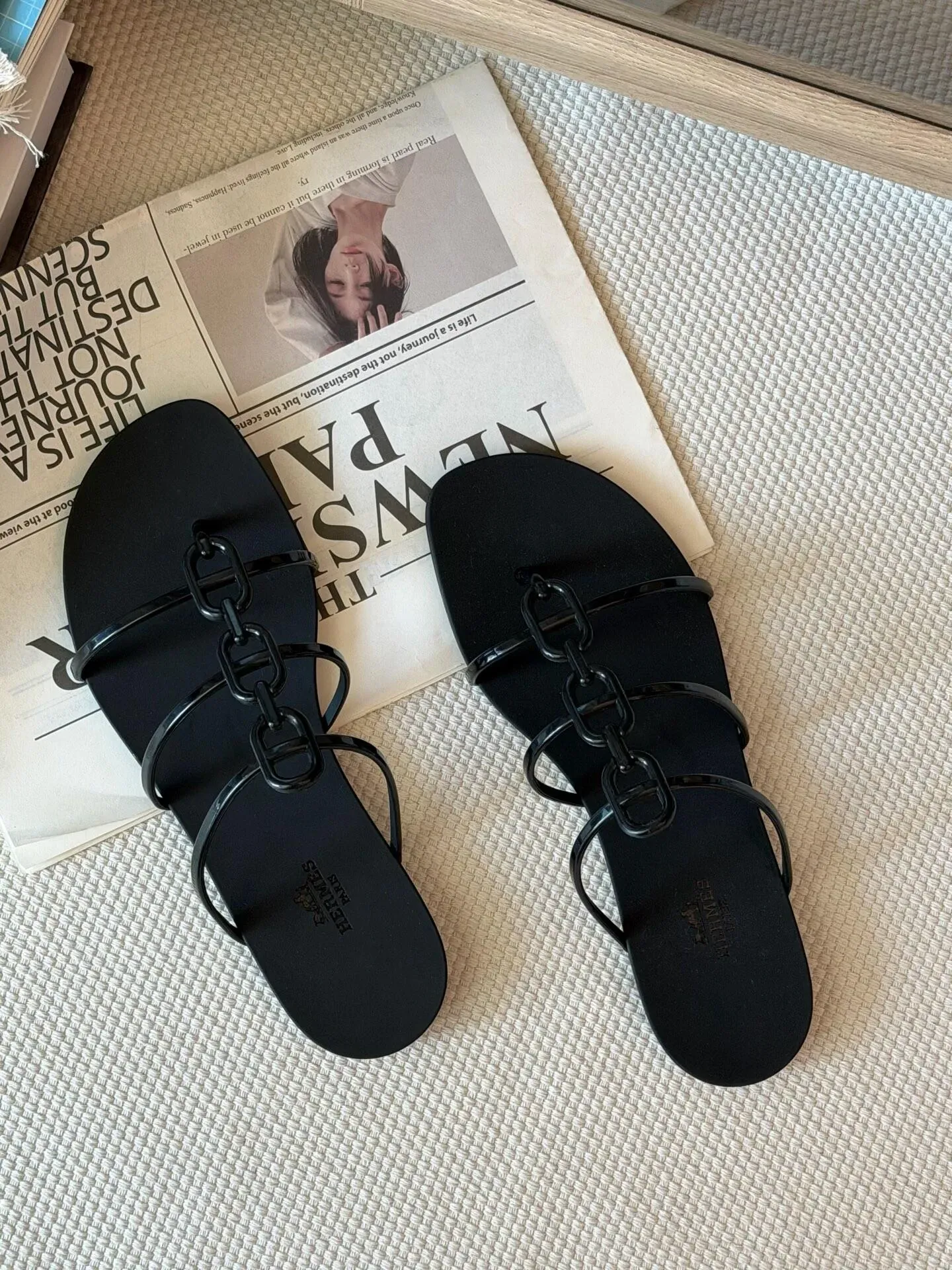 Hermès Mykonos Sandal&nbsp;以&nbsp;Chaine d’Ancre&nbsp;錨鏈元素作為標誌性設計，配搭防水&nbsp;TPU&nbsp;材質，主打泳池、海灘及&nbsp;Resort&nbsp;度假場景。