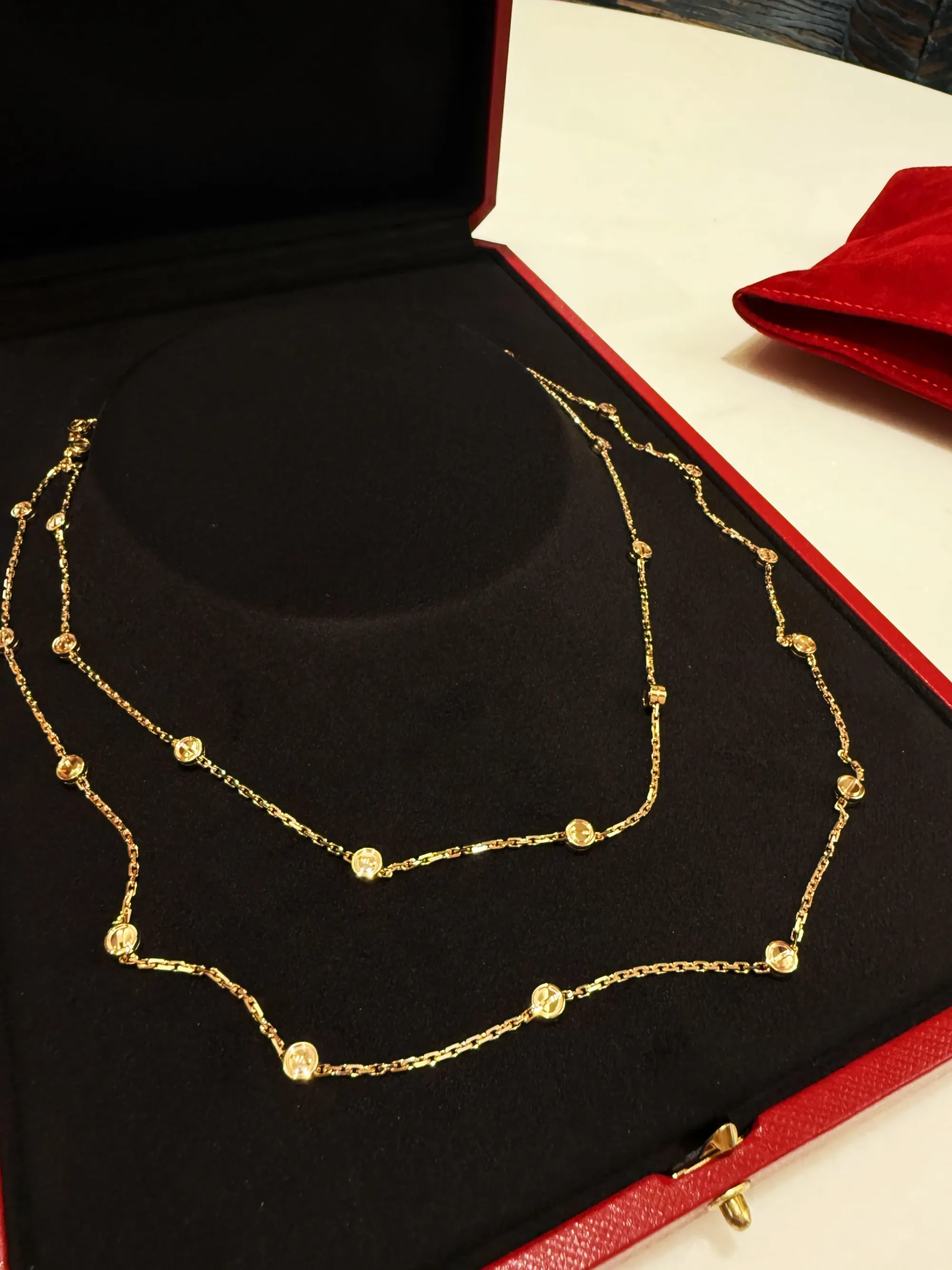 LOVE Multi-Wear Necklace可透過不同佩戴方式配合多種服飾及場合,反映近年珠寶市場對靈活搭配設計嘅重視。