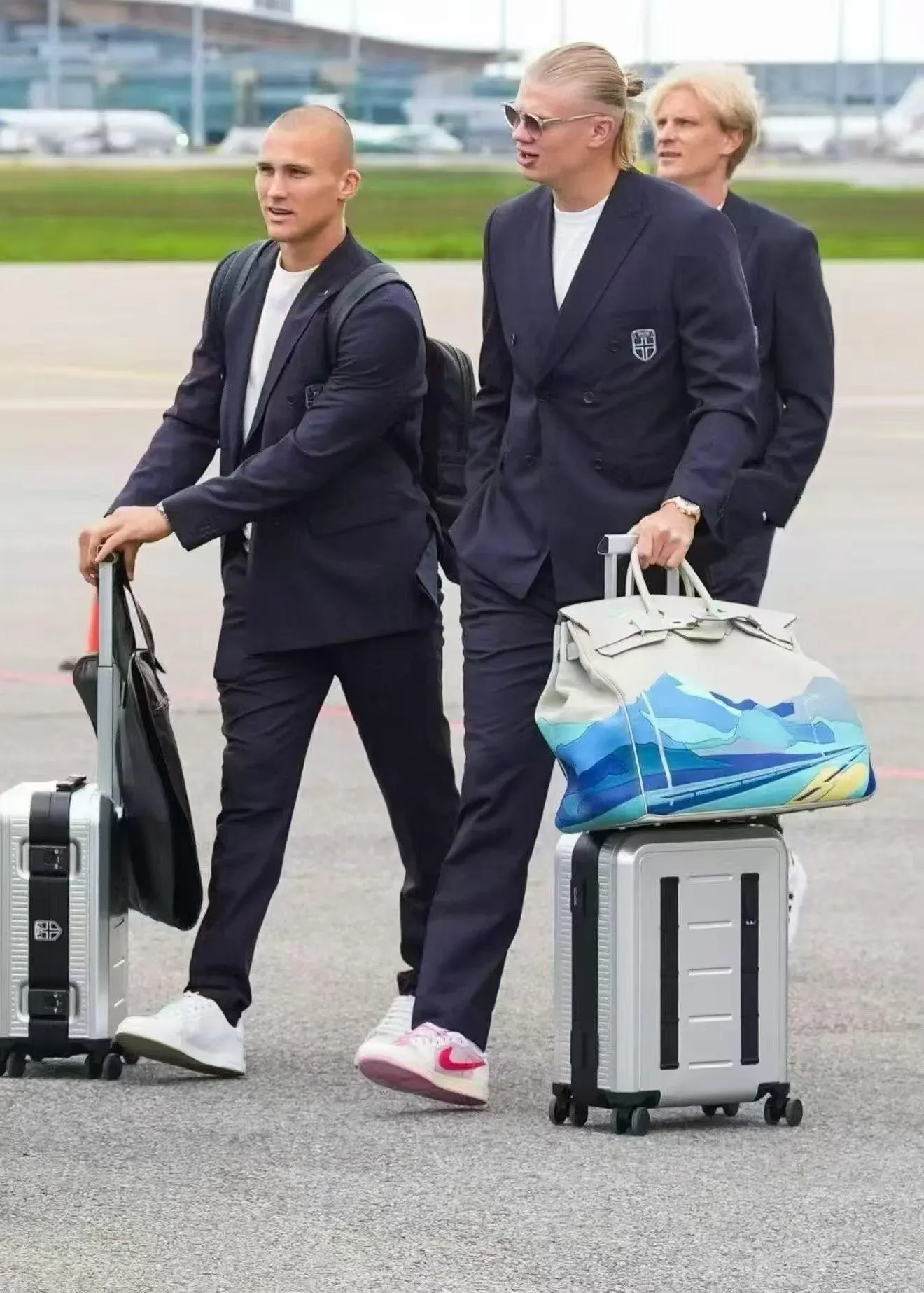 Erling Haaland手提Hermès HAC Birkin 50「Endless Road」旅行袋。