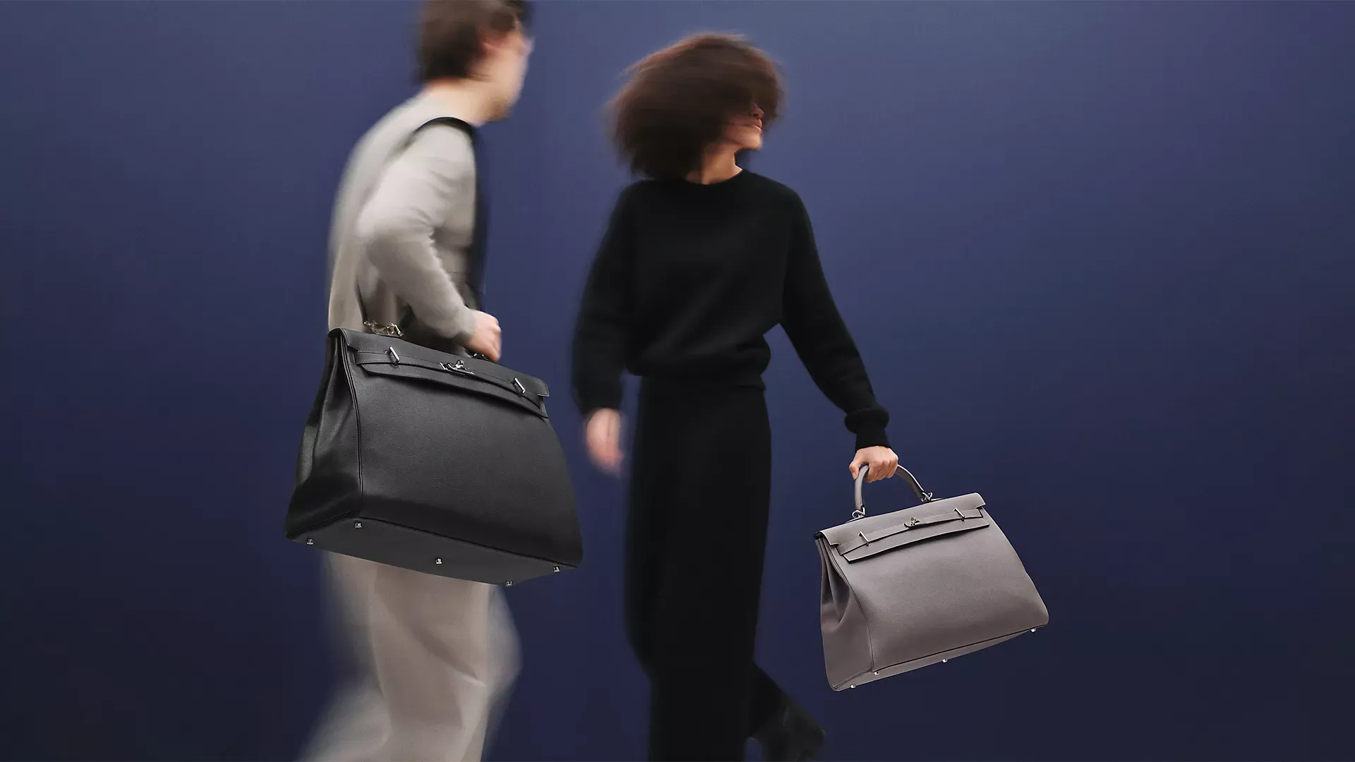 Hermès&nbsp;官方示範&nbsp;Kelly Voyage 50&nbsp;手拎及上肩效果。相比一般&nbsp;Kelly，Kelly Voyage&nbsp;更強調大型袋身比例及實際收納空間。