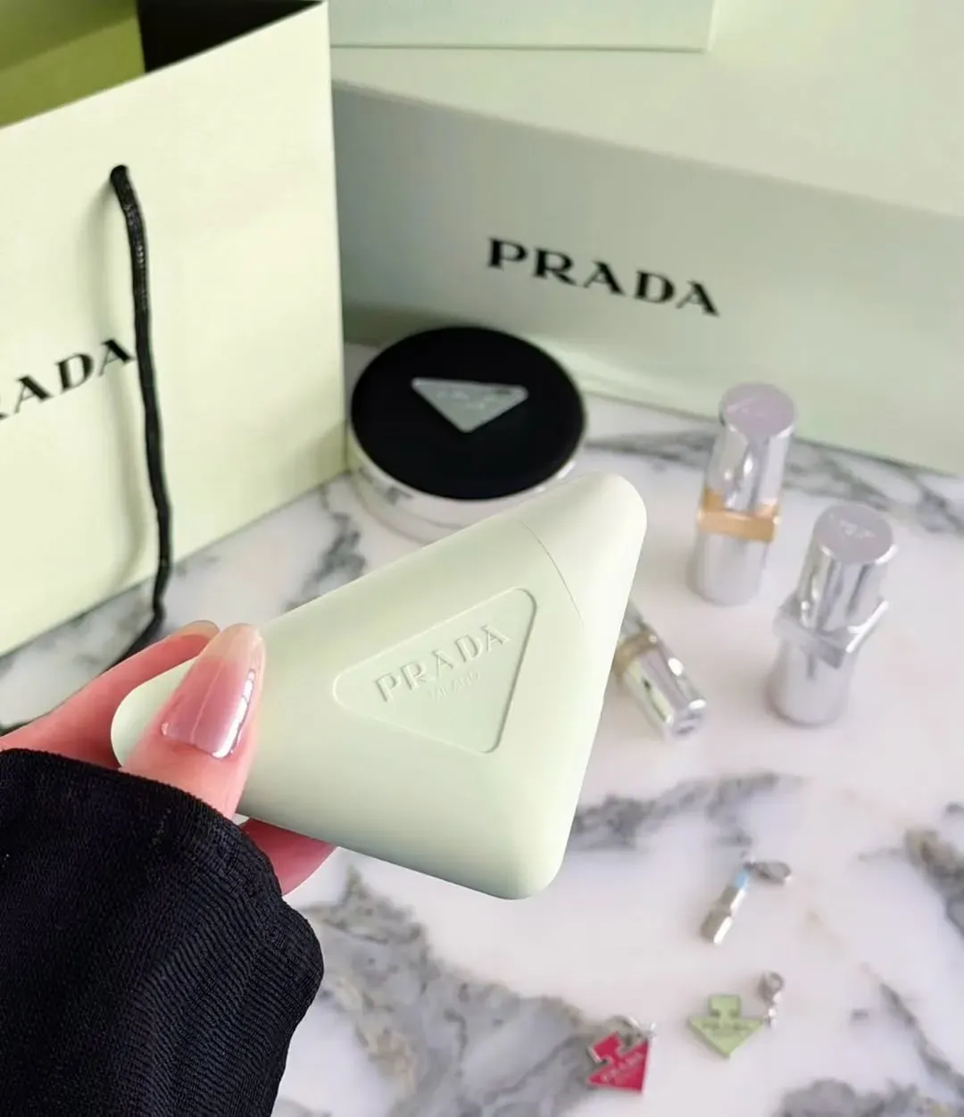 PRADA護手霜沿用標誌性三角Logo元素，展現品牌一貫極簡設計風格。