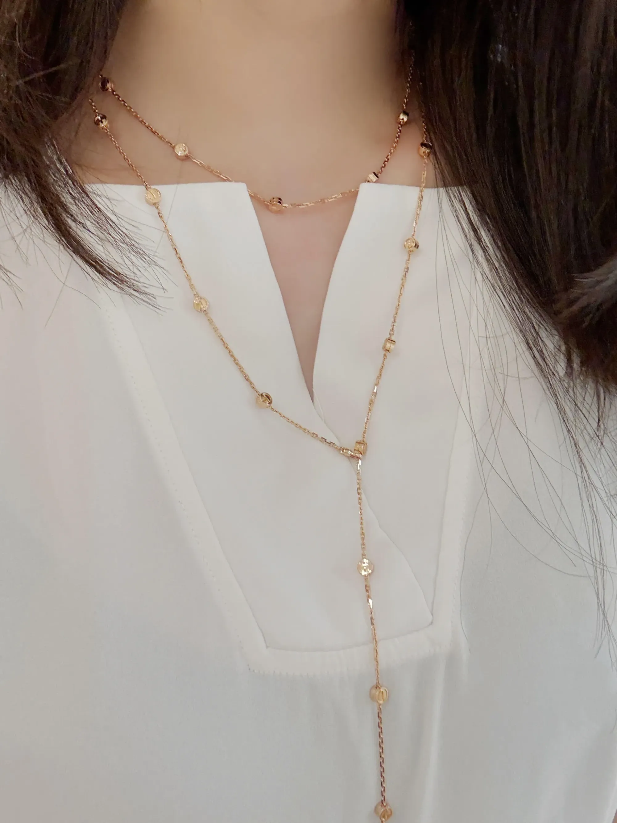 LOVE Multi-Wear Necklace以單圈/雙圈自我調節方式佩戴時,項鍊自然垂墜至胸前位置,能夠拉長整體視覺比例。