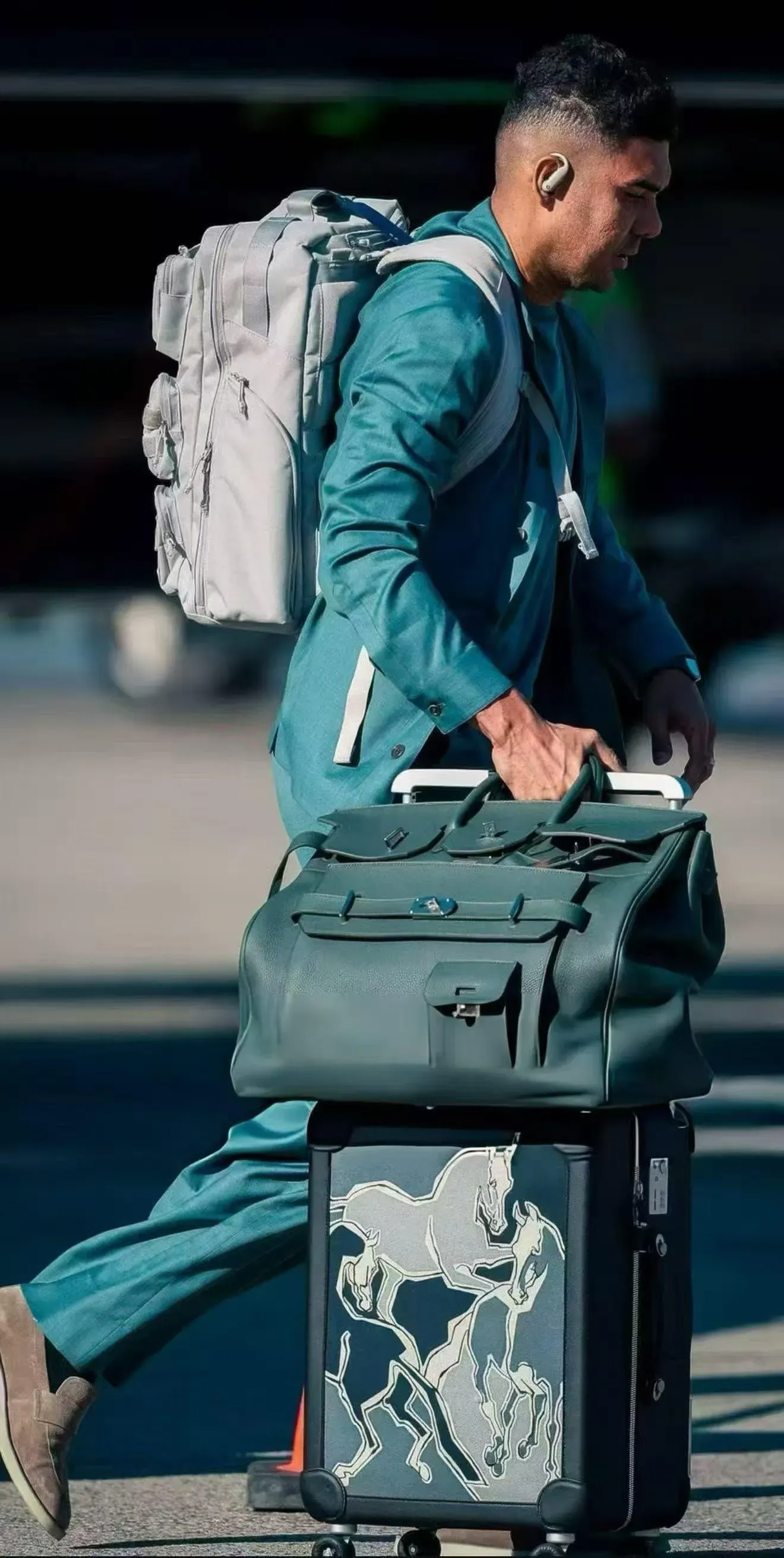 Casemiro使用Hermès HAC Multi-Pocket大型旅行袋。