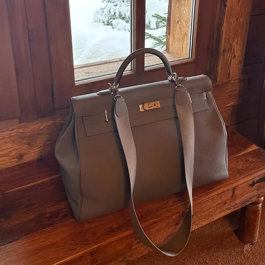 Kelly Voyage 50&nbsp;配備可拆式肩帶，令用家喺長時間攜帶時有更多使用方式選擇。