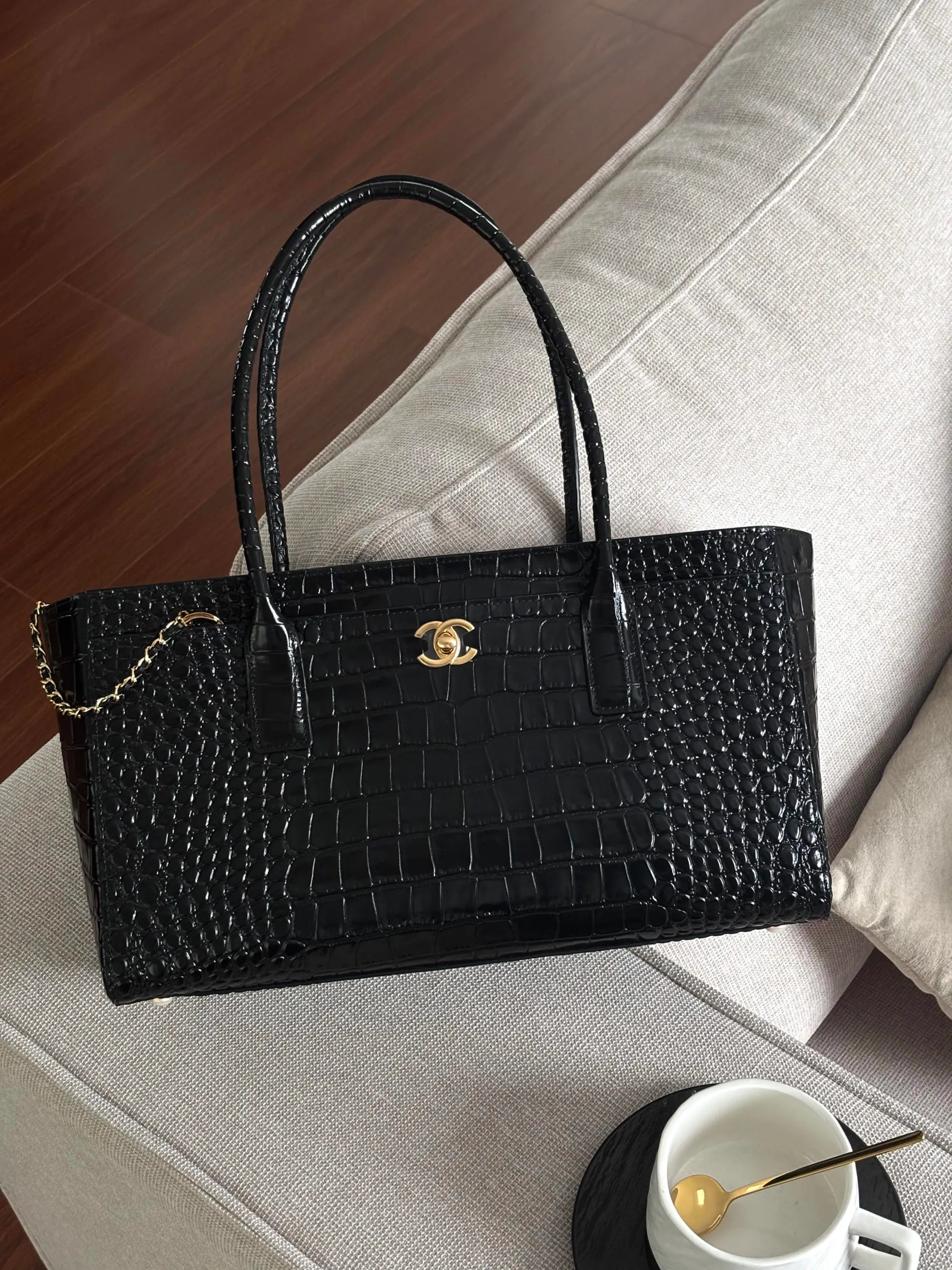除咗反對聲音外，亦有買家欣賞壓鱷魚皮紋設計帶來嘅&nbsp;Exotic Leather&nbsp;美感，認為兼顧外觀特色與日常使用需求。