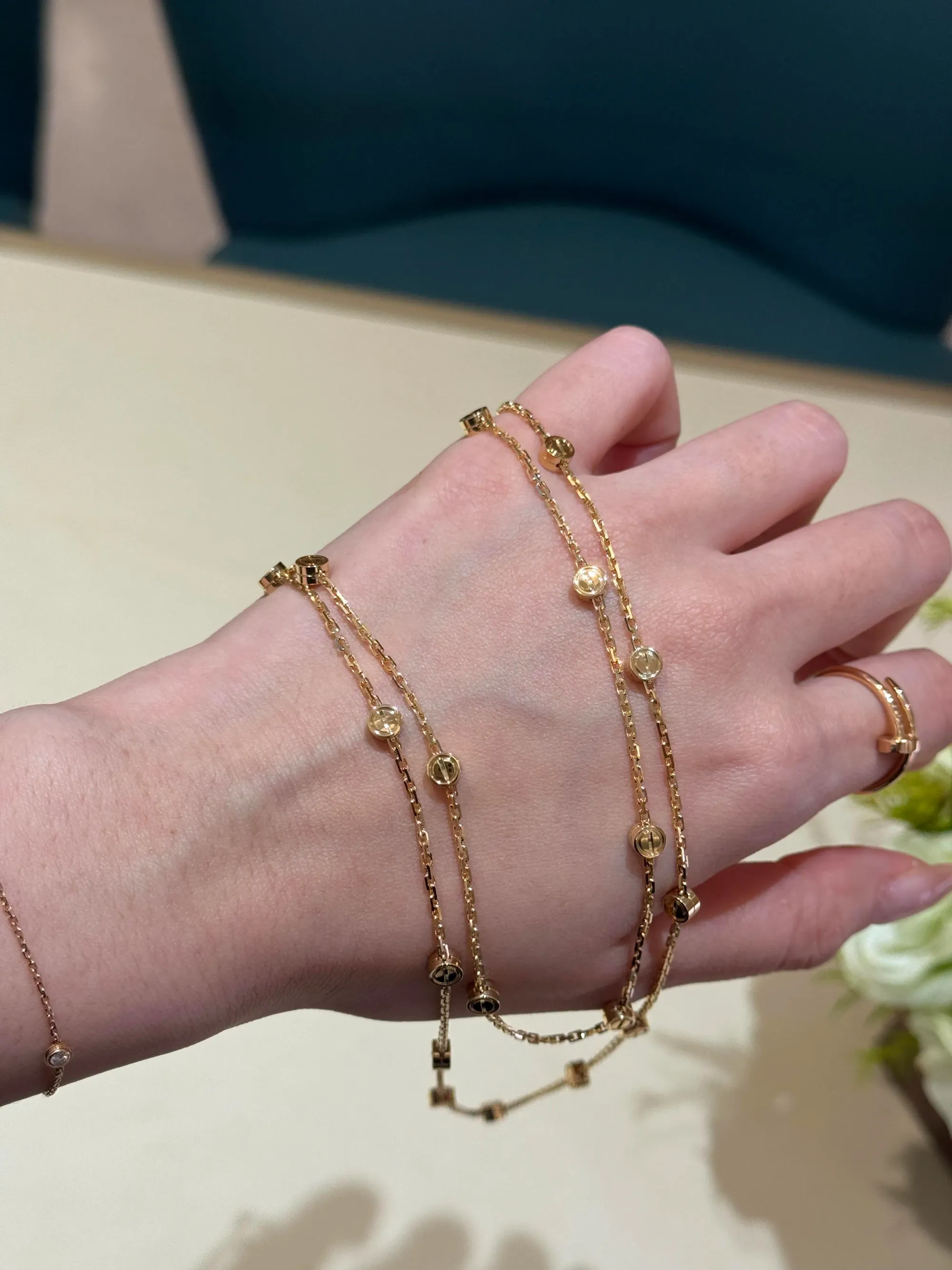 透過雙圈佩戴方式, LOVE Multi-Wear Necklace可形成自然雙層效果,增加造型層次。