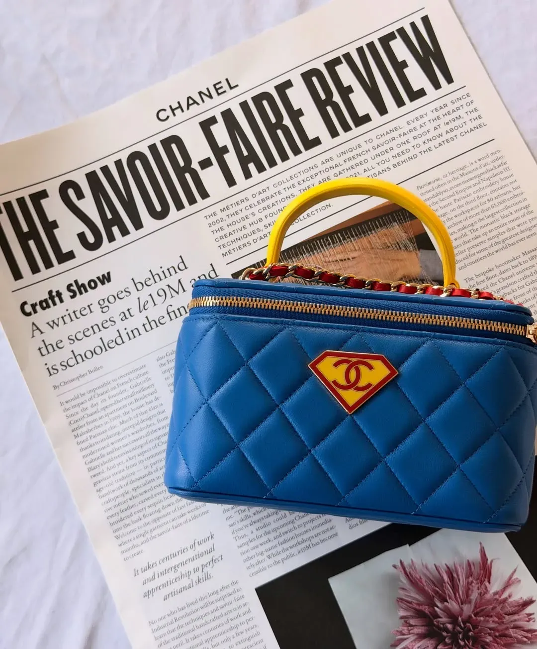Superman Vanity Bag以鮮明紅藍黃配色配合盾牌輪廓設計，視覺衝擊感遠高於一般Chanel季節款。