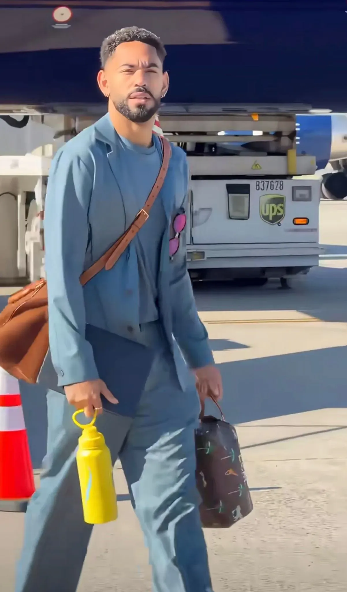Matheus Cunha使用Louis Vuitton Speedy P9旅行袋亮相。