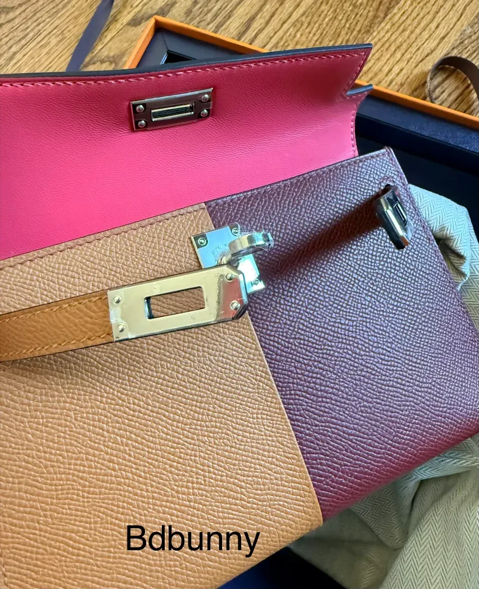 Mini Kelly Casaque&nbsp;採用&nbsp;Rouge H&nbsp;與&nbsp;Gold&nbsp;撞色設計，打開後更隱藏&nbsp;Rose Lipstick&nbsp;粉紅色內裡。2026年仍有新刻印版本現身收藏圈。