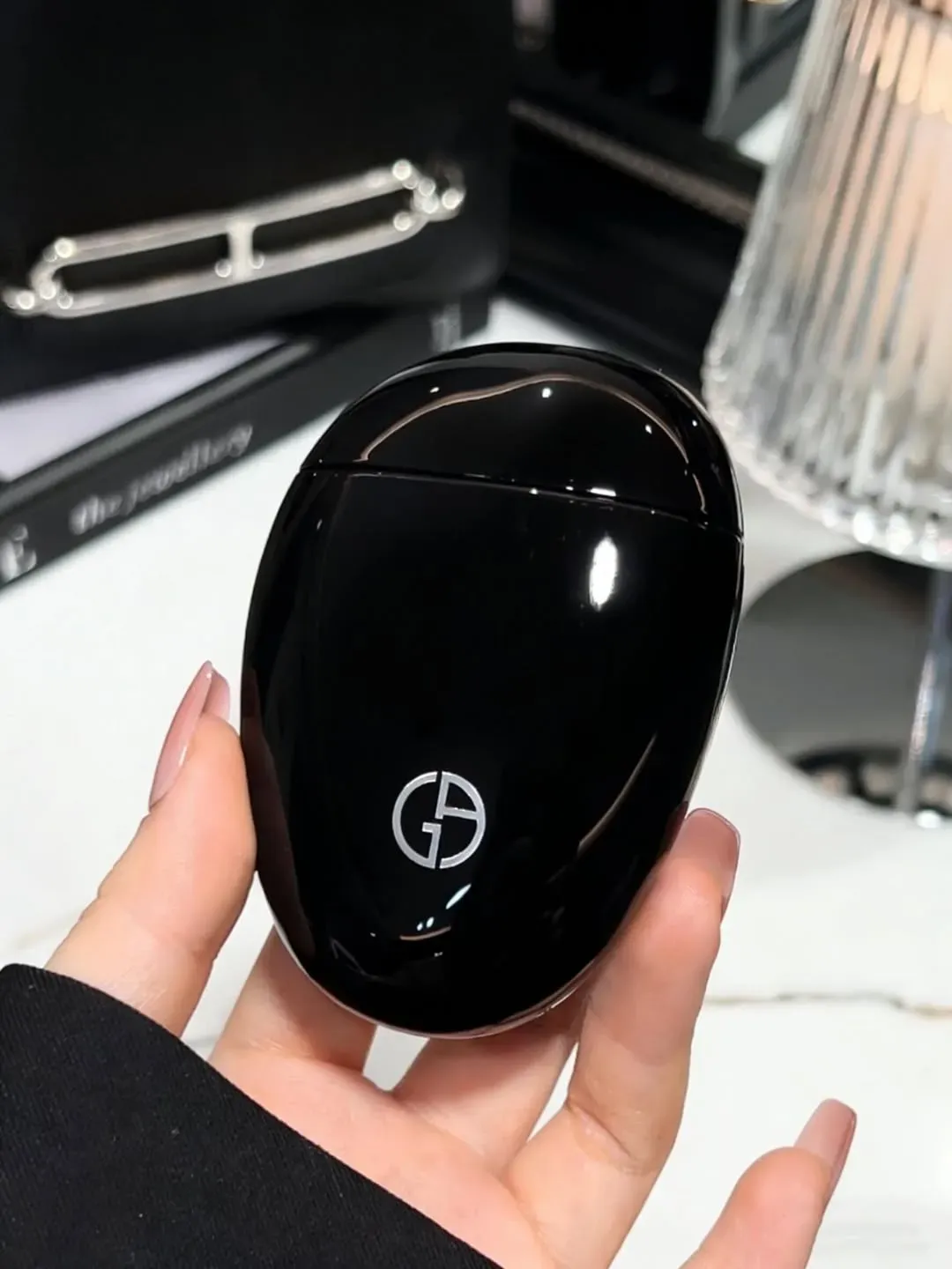 ARMANI黑曜石護手霜延續Crema Nera系列設計語言，以低調奢華風格作定位。