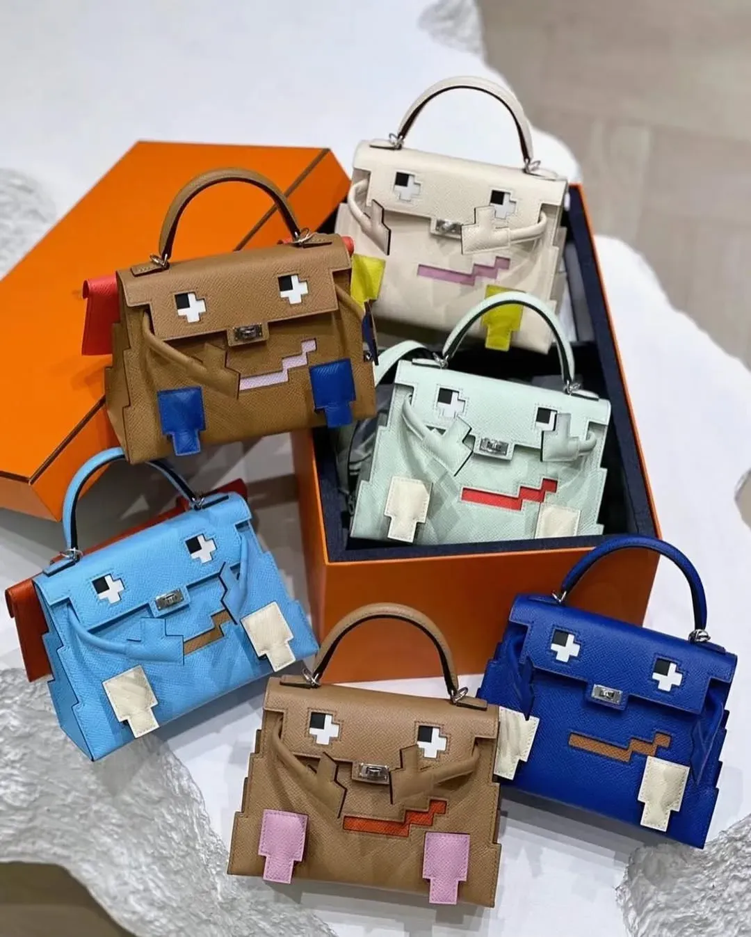 Kelly Doll Picto於2022年推出,以數碼像素(Pixel)概念重新演繹經典Kelly Doll。相比傳統版本,加入肩帶、小背包及更鮮明撞色設計,成為近年最受關注嘅Kelly Doll新作之一。