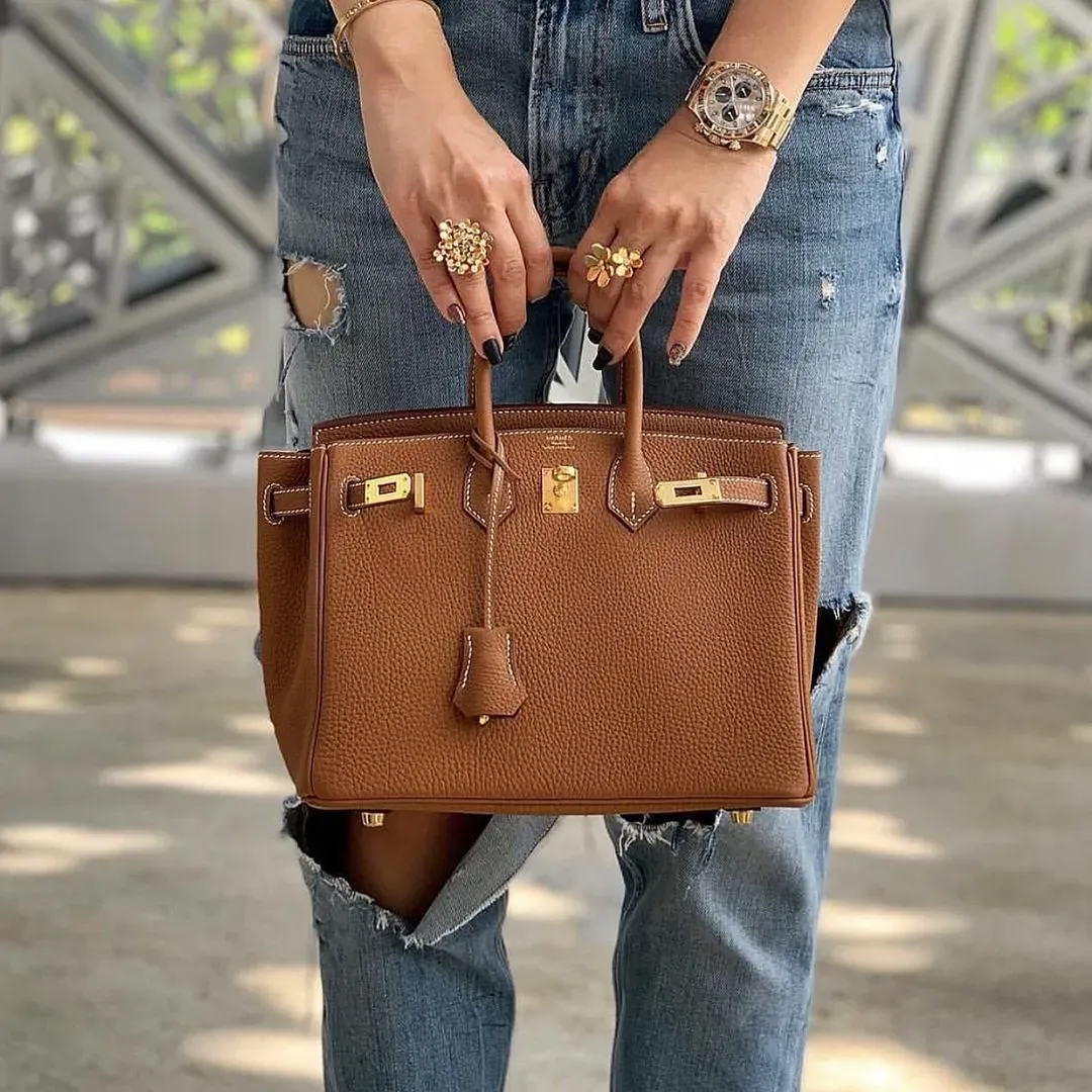 對唔少香港用家而言，Birkin 25&nbsp;已經相當夠用。日常主要攜帶手機、銀包、鎖匙同少量隨身物品，容量同輕便性之間取得平衡，亦係近年&nbsp;B25&nbsp;愈來愈受歡迎嘅原因之一。