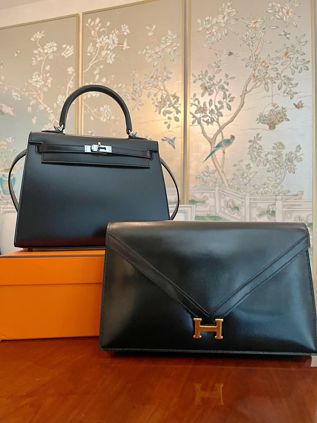 有網民分享超過20年歷史嘅Hermès Lydie Envelope Bag（右），並與全新Box Leather Kelly（左）作對比。同樣係Box Leather，隨時間累積出嚟嘅光澤同歲月感，正正係不少支持者著迷嘅原因，亦係其他皮革較難複製嘅特色。