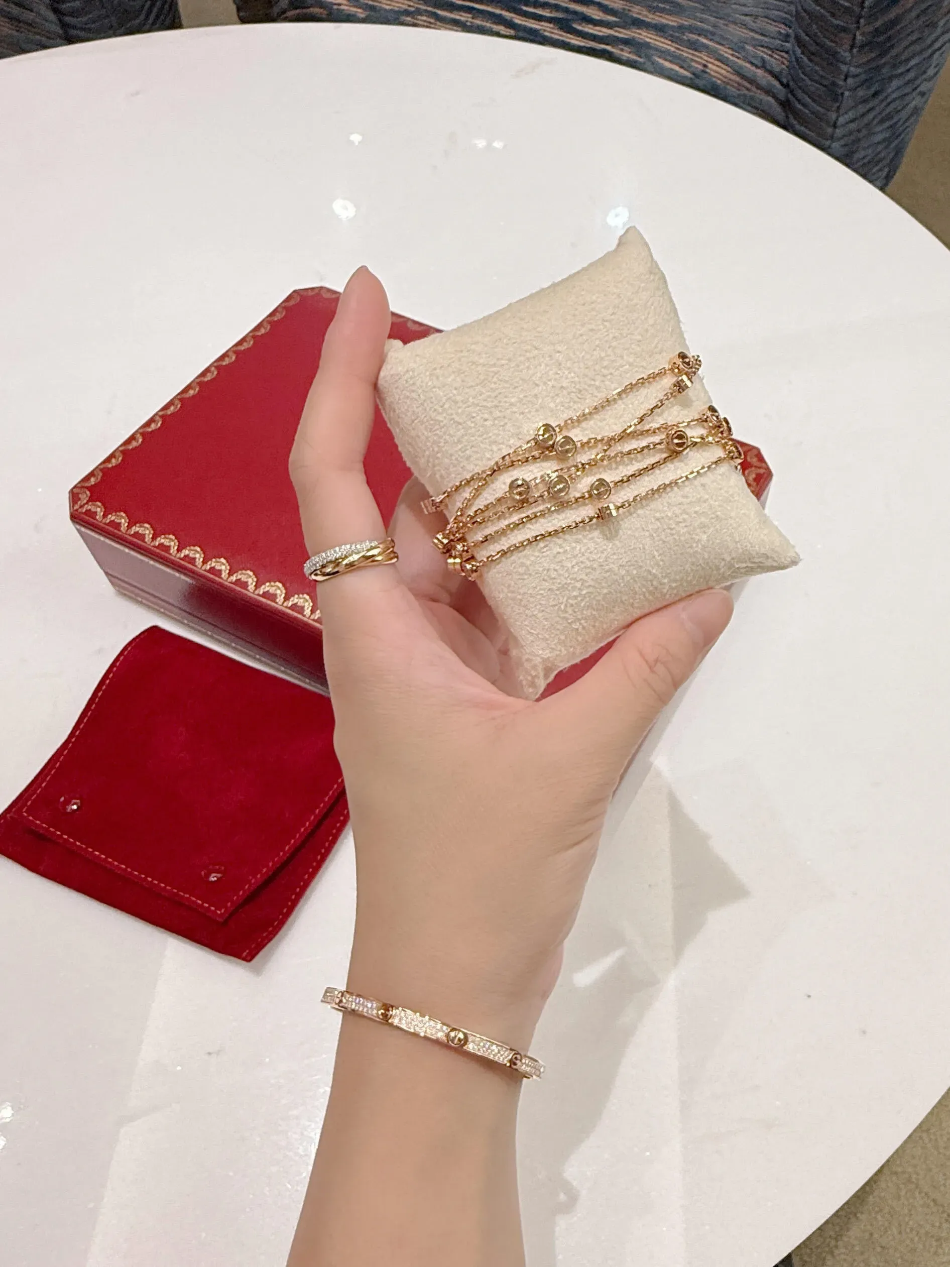 LOVE Multi-Wear Necklace亦可與同系列手鐲、戒指或耳環配搭使用,營造更完整嘅系列造型。