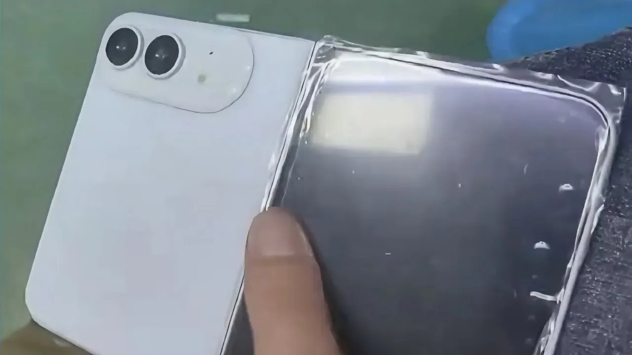 外觀諜照流出:白色 iPhone Fold 原型機現身網絡