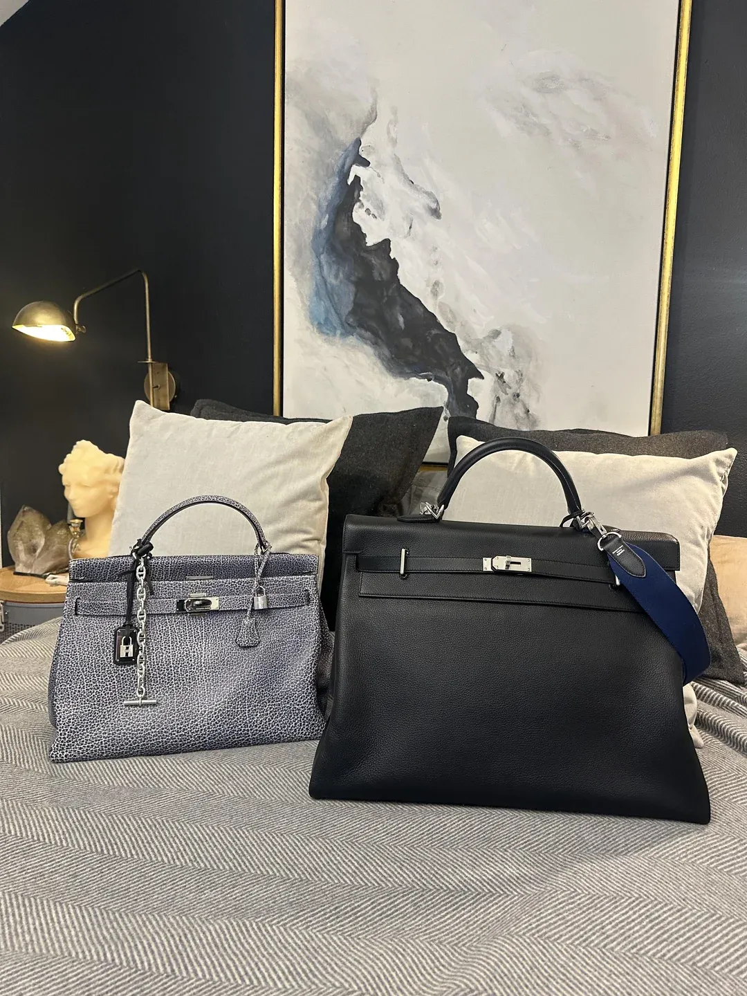 網民分享&nbsp;Kelly Voyage 50（右）與&nbsp;Kelly 40（左）對比。雖然尺寸只相差&nbsp;10cm，但實際容量及視覺比例差異相當明顯。