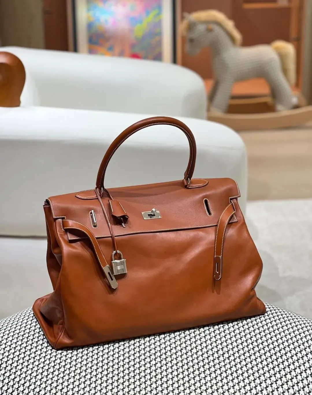 Brown Leather Kelly Relax 50。柔軟皮革令袋身形成明顯自然摺痕,呈現同一般 Kelly 完全不同嘅視覺效果。