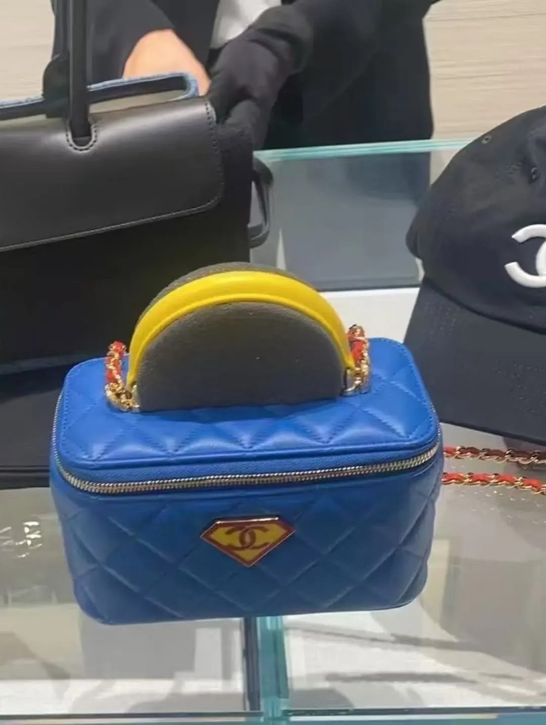 Superman Vanity Bag今次聯名將Superman經典視覺符號直接融入袋身，成為系列最具辨識度作品之一。