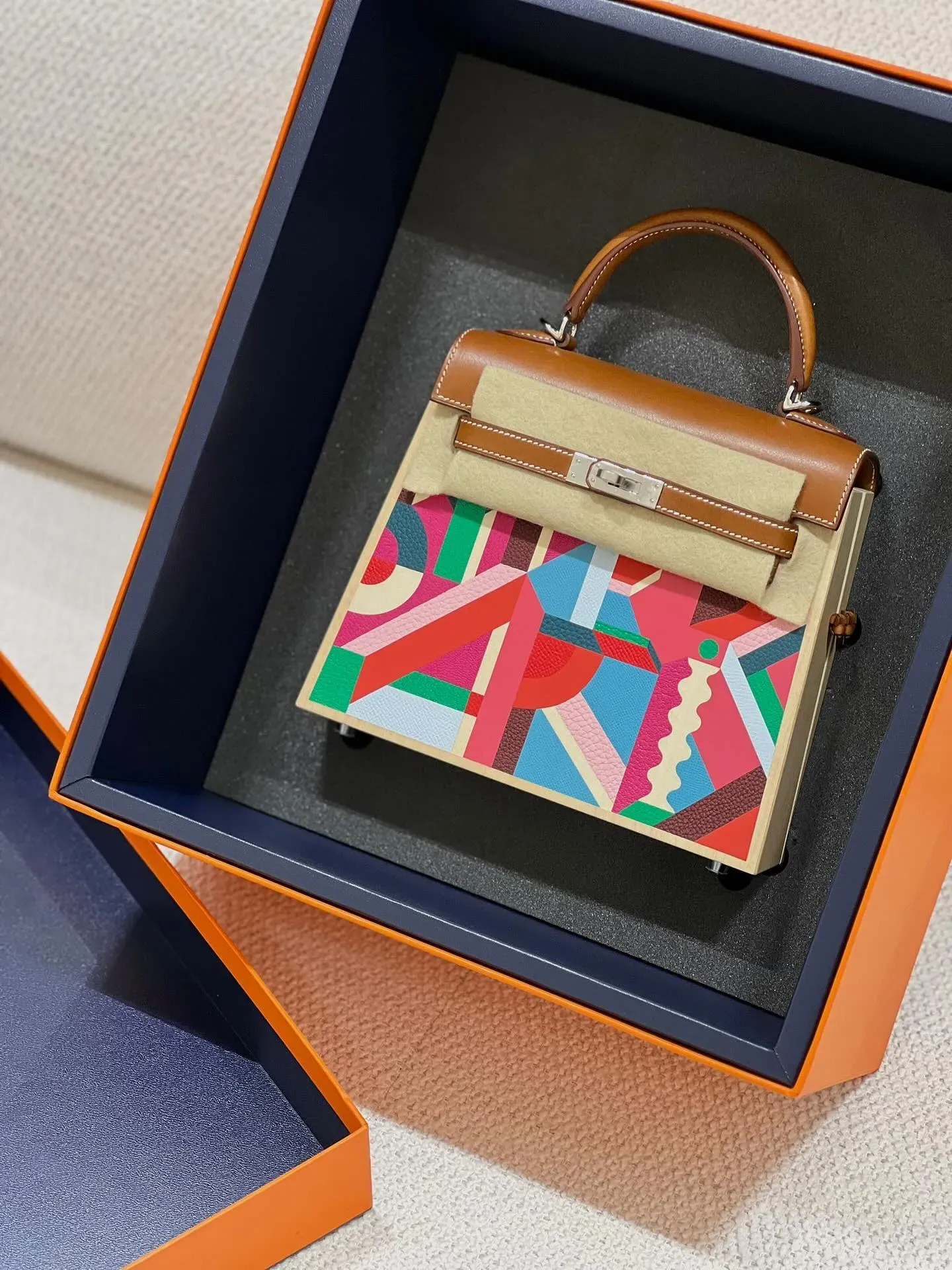 Perspective Cavaliere Kelly 22 採用木材及多種皮革拼接製作,屬於產量極低嘅 Blue Box 收藏級作品。