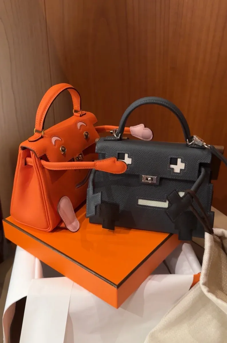 2026年5月收藏家分享最新Kelly Doll收藏。新加入嘅Orange配Rose Sakura Kelly Doll,與原有Kelly Doll Picto(Canvas配Blue Glacier)一同合照。