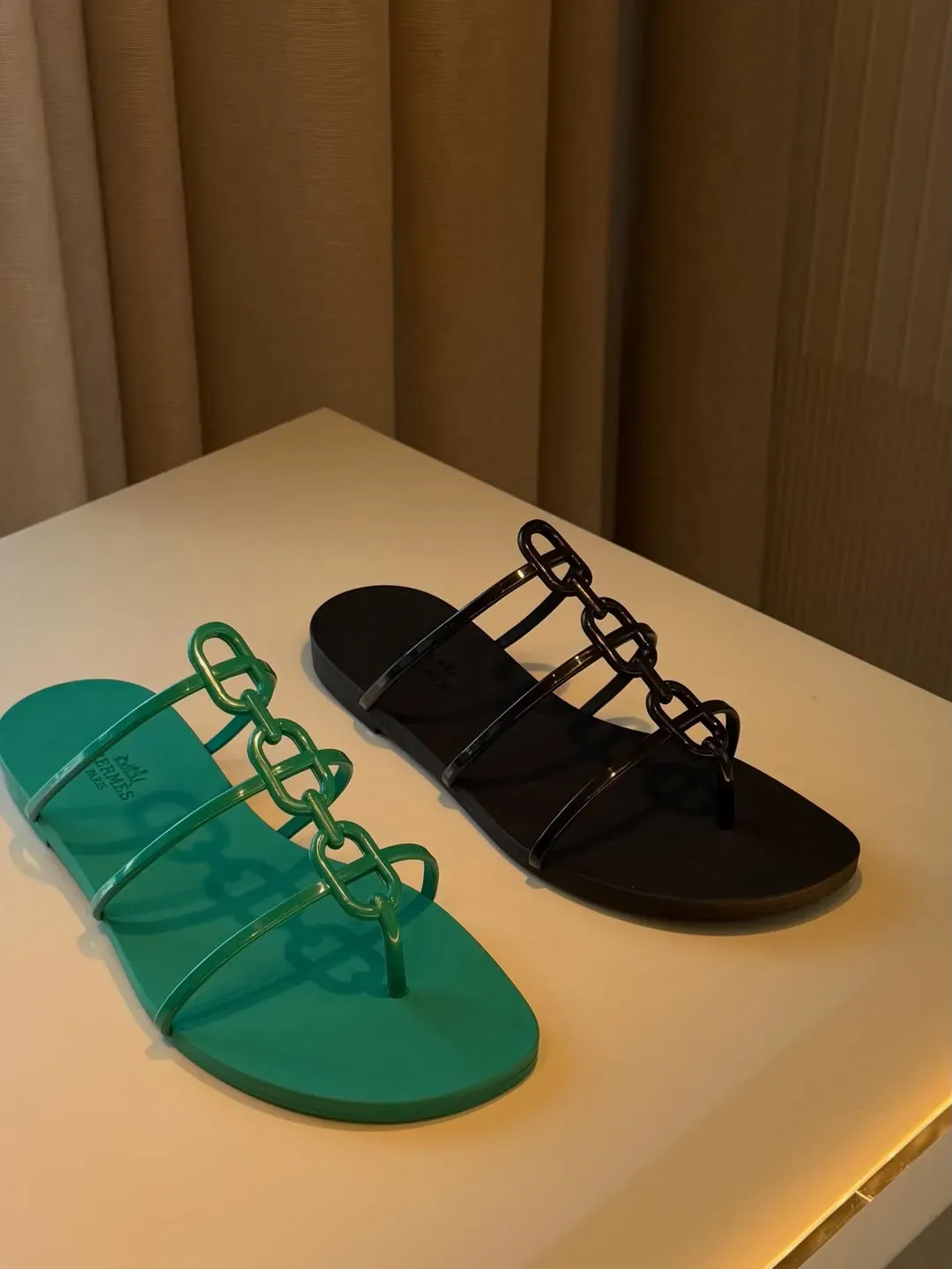Mykonos Sandal&nbsp;綠色（左）及黑色（右）實物照。由於屬防水&nbsp;TPU&nbsp;材質，唔少人會考慮作為泳池、海灘或度假場合使用，當中顏色選擇亦係討論焦點之一。