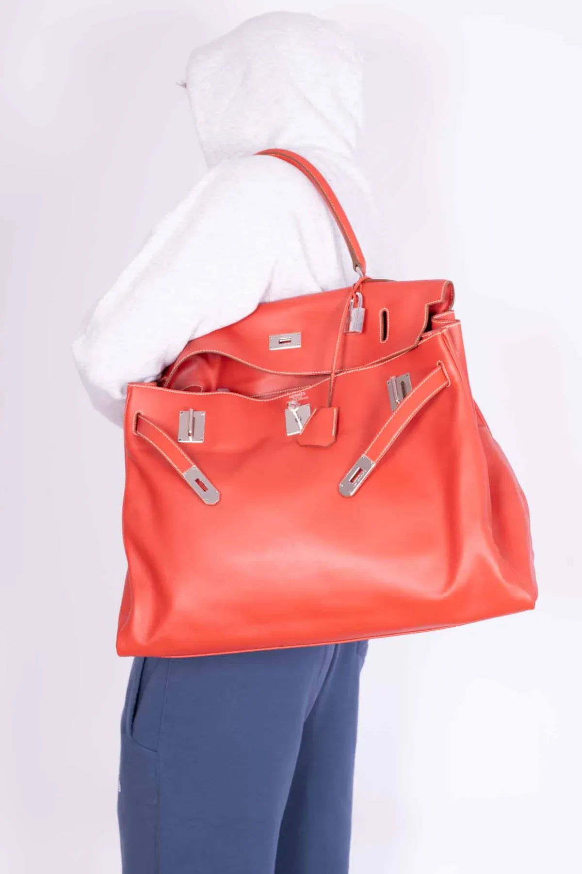 Sanguine Swift Kelly Relax 50。鮮艷色系喺 Kelly Relax 市場相對少見,亦更容易突顯袋身自然垂墜效果。