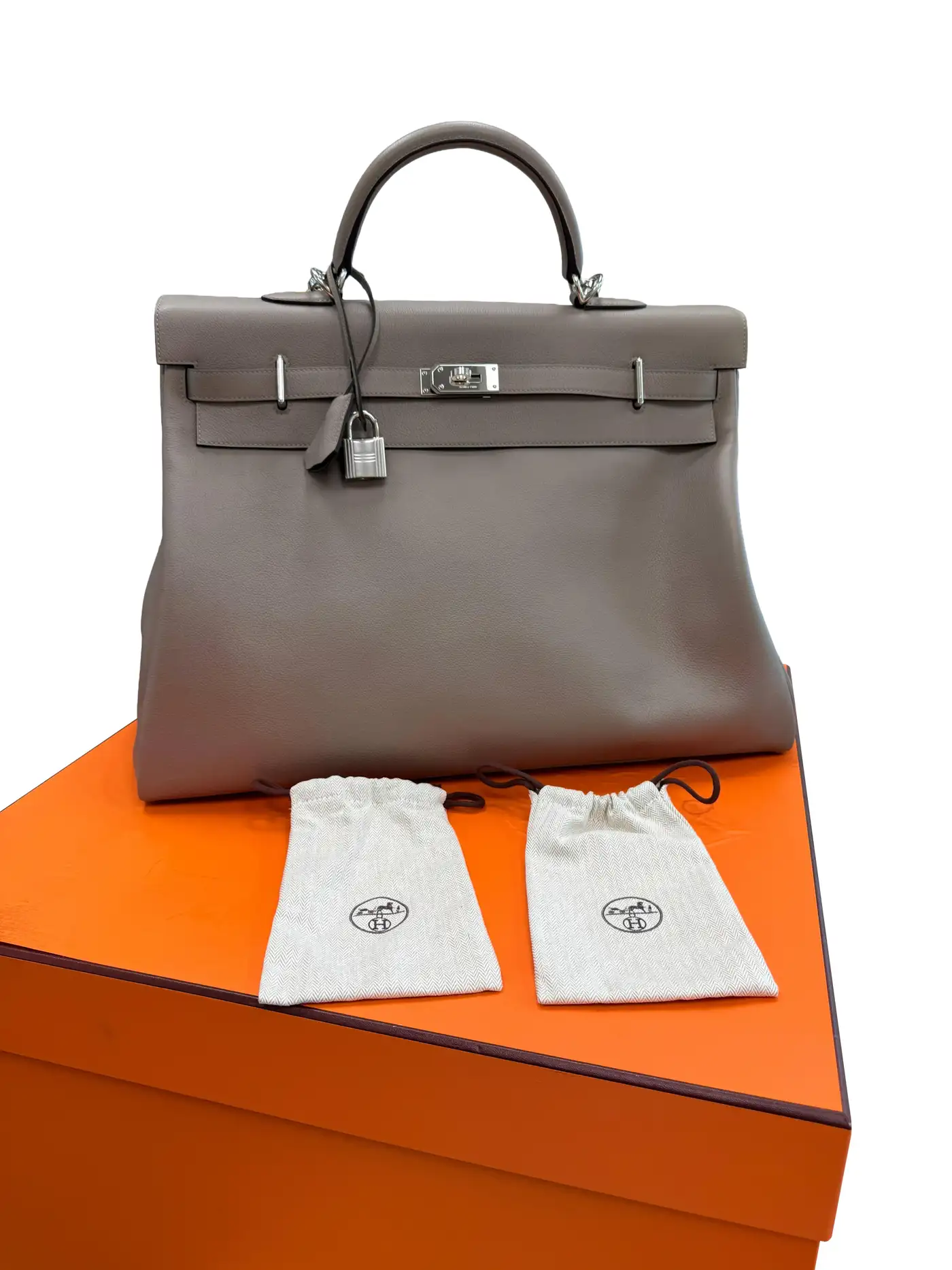 Grey Evercolor Leather Kelly Voyage Travel 50。近年市場仍然可見少量新年份個案流通，但整體供應一直相當有限。