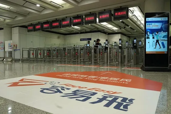 香港入境處喺 2025 年 9 月推出咗進階版嘅「容易飛e-道」服務。根據資料，呢項服務適用於年滿 11 歲或以上嘅香港居民。