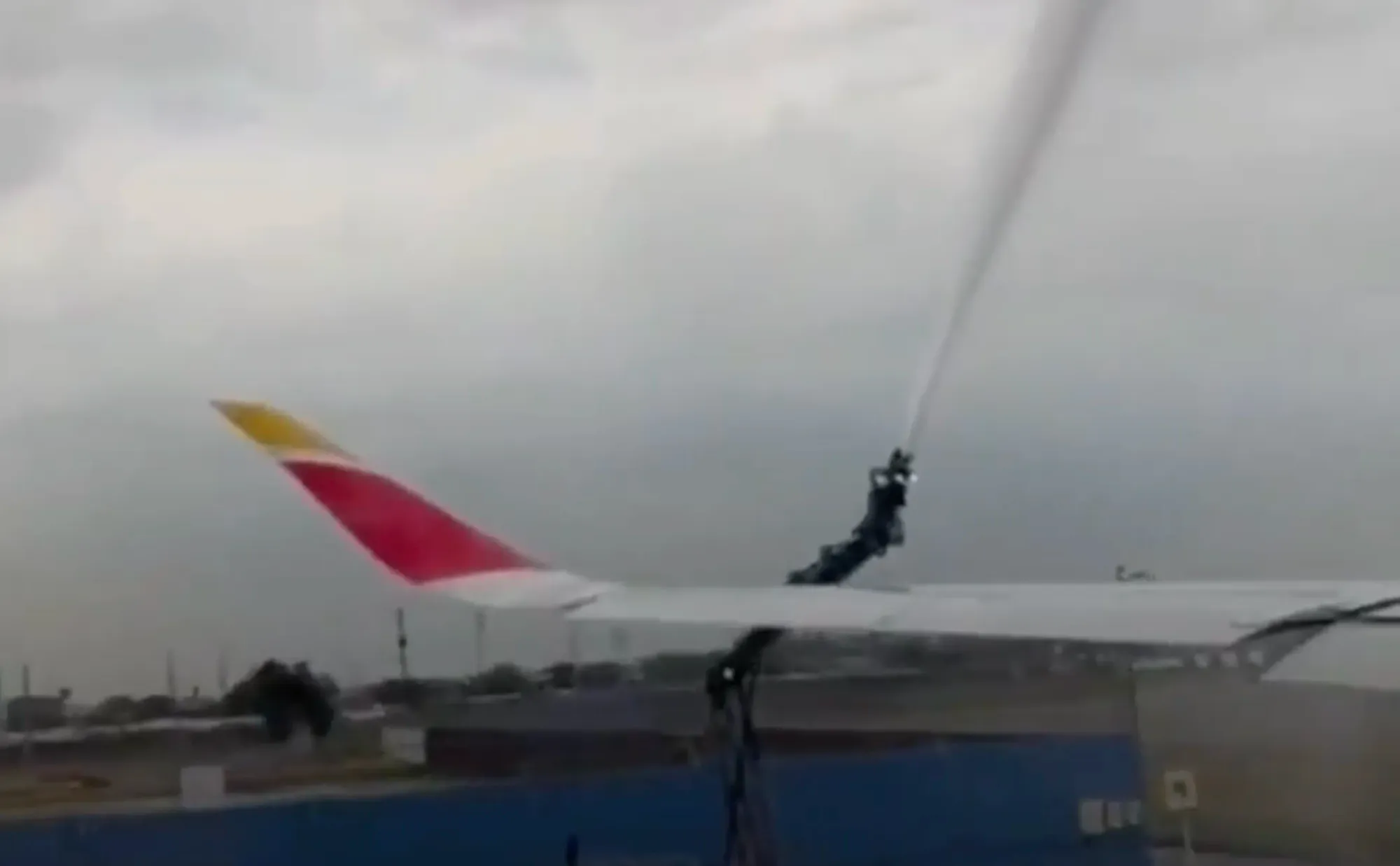 客機左邊機翼末端直接撞向左側消防車負責噴水嘅頂部結構。